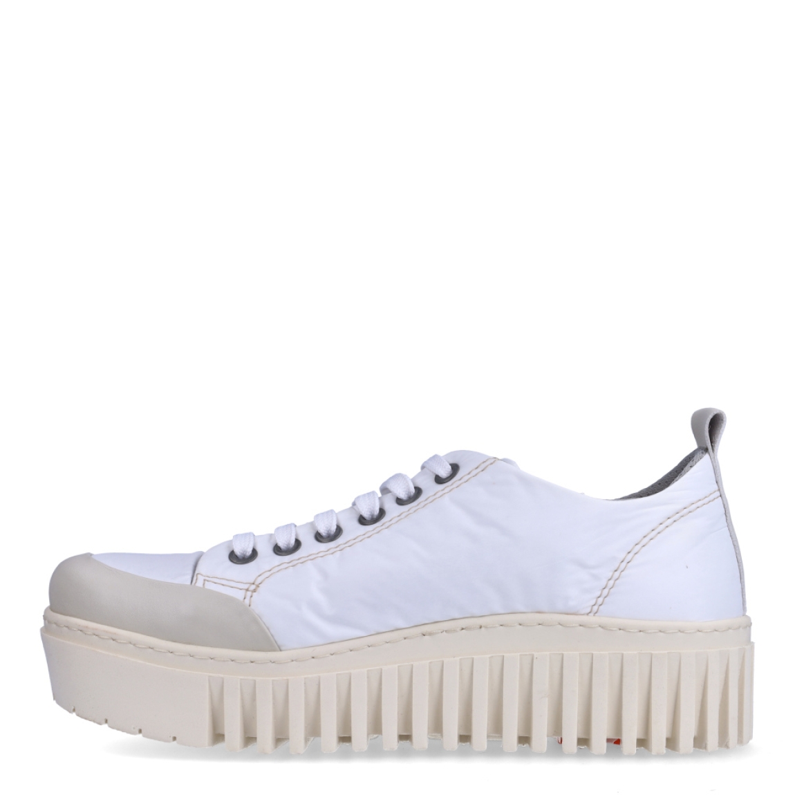 Deportivas de la marca Art, modelo BLASCO. Elaboradas en naylon de color verde militar. Deportivas Art con plantilla acolchada y extraíble para máxima comodidad. Cierre de las deportivas con cordones blancos. Deportivas Art con suela con plataforma dentada 3.5cm. Estas deportivas Art BLASCO son un complemento ideal para llevar en tu día a día esta temporada!
