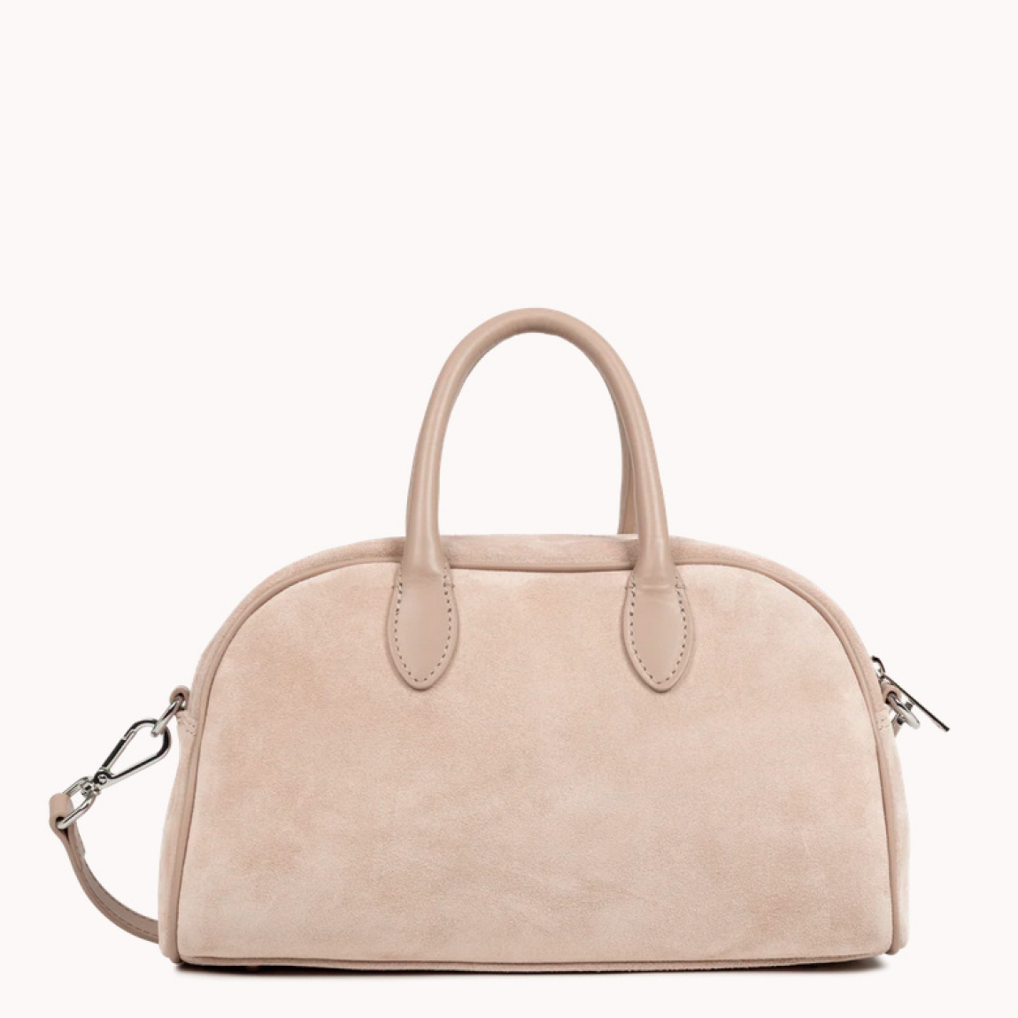 Bolso de la marca Lancaster, modelo BOWLING. Elaborado en ante color beig. Cierre con cremallera dos asas fijas. Además, de asas extraíbles para llevarlo cruzado. Cuenta con un bolsillo interior simple y un bolsillo interior con cremallera. Bolso Lancaster BOWLING perfecto para llevarlo a todos lado. Medidas: alto 18cm y ancho 29cm.