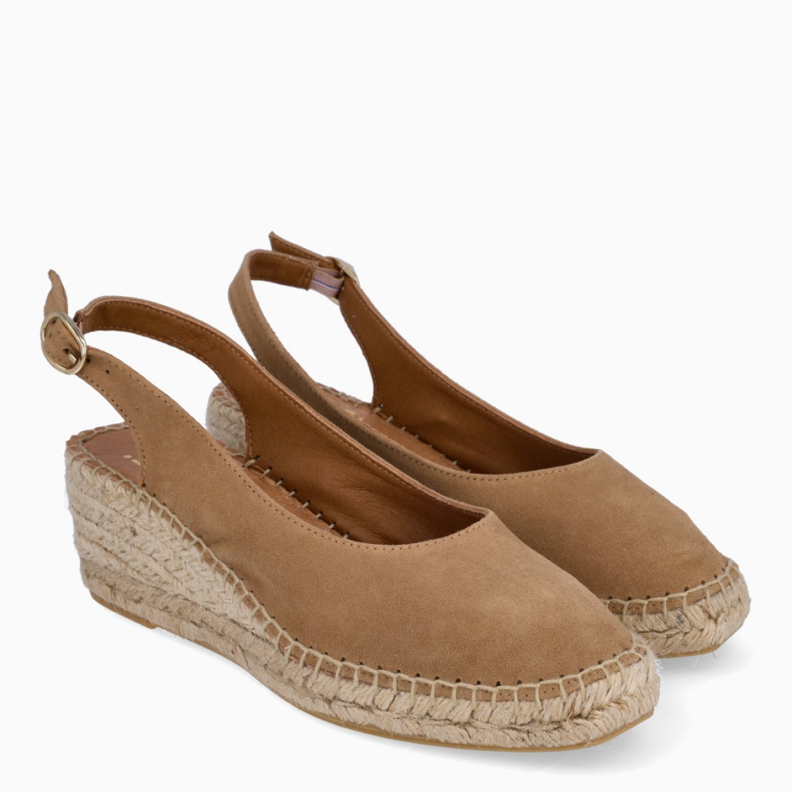 Alpargatas de la marca Itse, modelo CORMAC. Elaboradas en ante color camel con punta cerrada. Interior en piel color nude. Cierre de alpargatas Itse con hebilla en tobillo y suela de cuña con 5cm de altura. Estas alpargatas Itse CORMAC, son un complemento ideal para estilizar tus looks con estilo y comodidad!