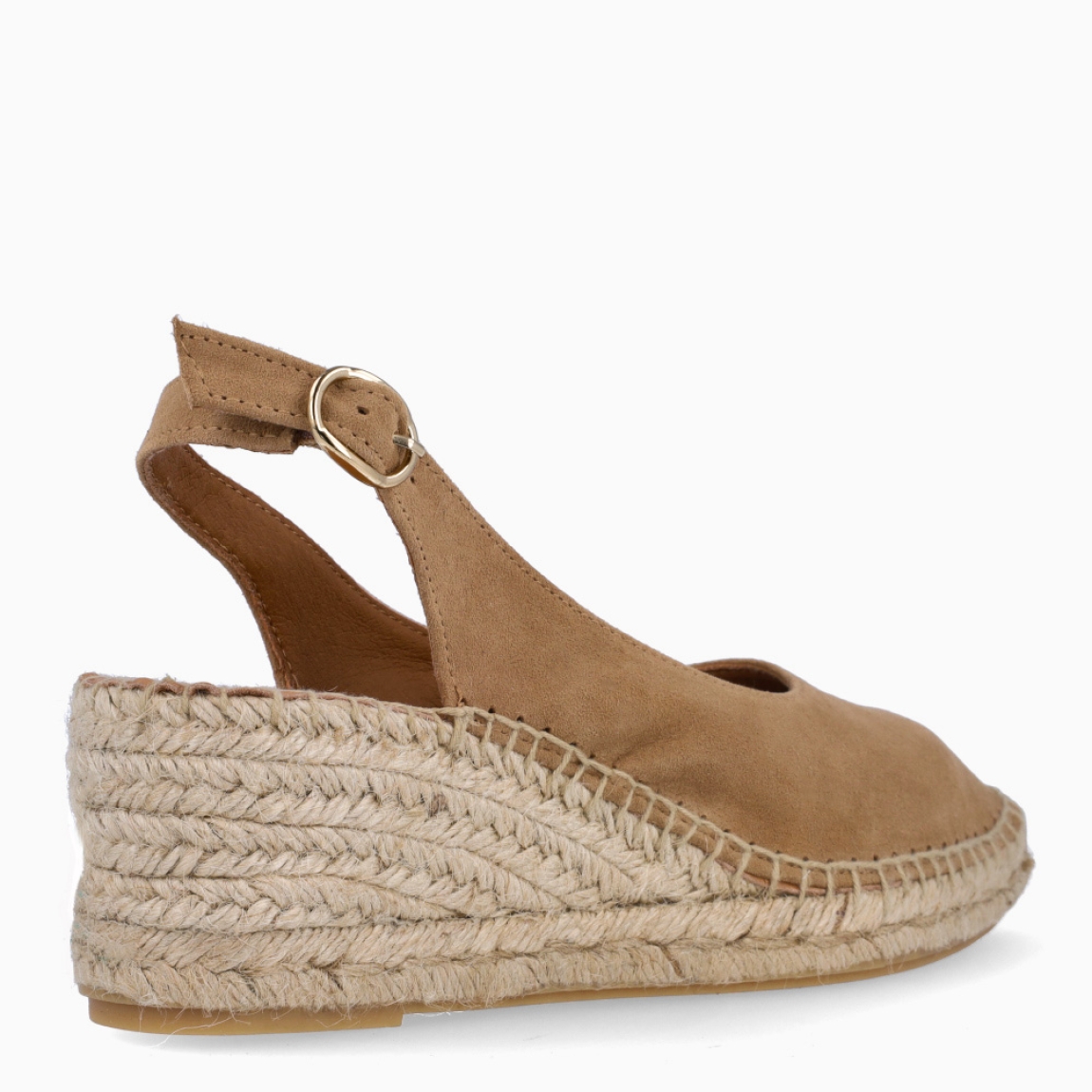 Alpargatas de la marca Itse, modelo CORMAC. Elaboradas en ante color camel con punta cerrada. Interior en piel color nude. Cierre de alpargatas Itse con hebilla en tobillo y suela de cuña con 5cm de altura. Estas alpargatas Itse CORMAC, son un complemento ideal para estilizar tus looks con estilo y comodidad!