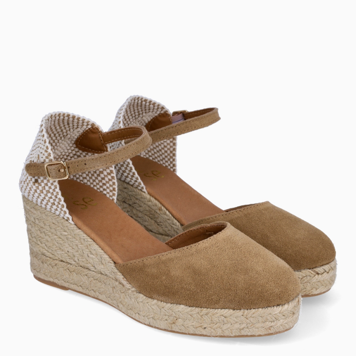 Alpargatas de la marca Itse, modelo AINHOA. Elaboradas en ante color camel con punta cerra y talón cerrado. Interior en piel color nude. Cierre de alpargatas Itse con hebilla en tobillo y suela de cuña con 7cm de altura. Estas alpargatas Itse AINHOA, son un complemento ideal para estilizar tus looks con estilo y comodidad!