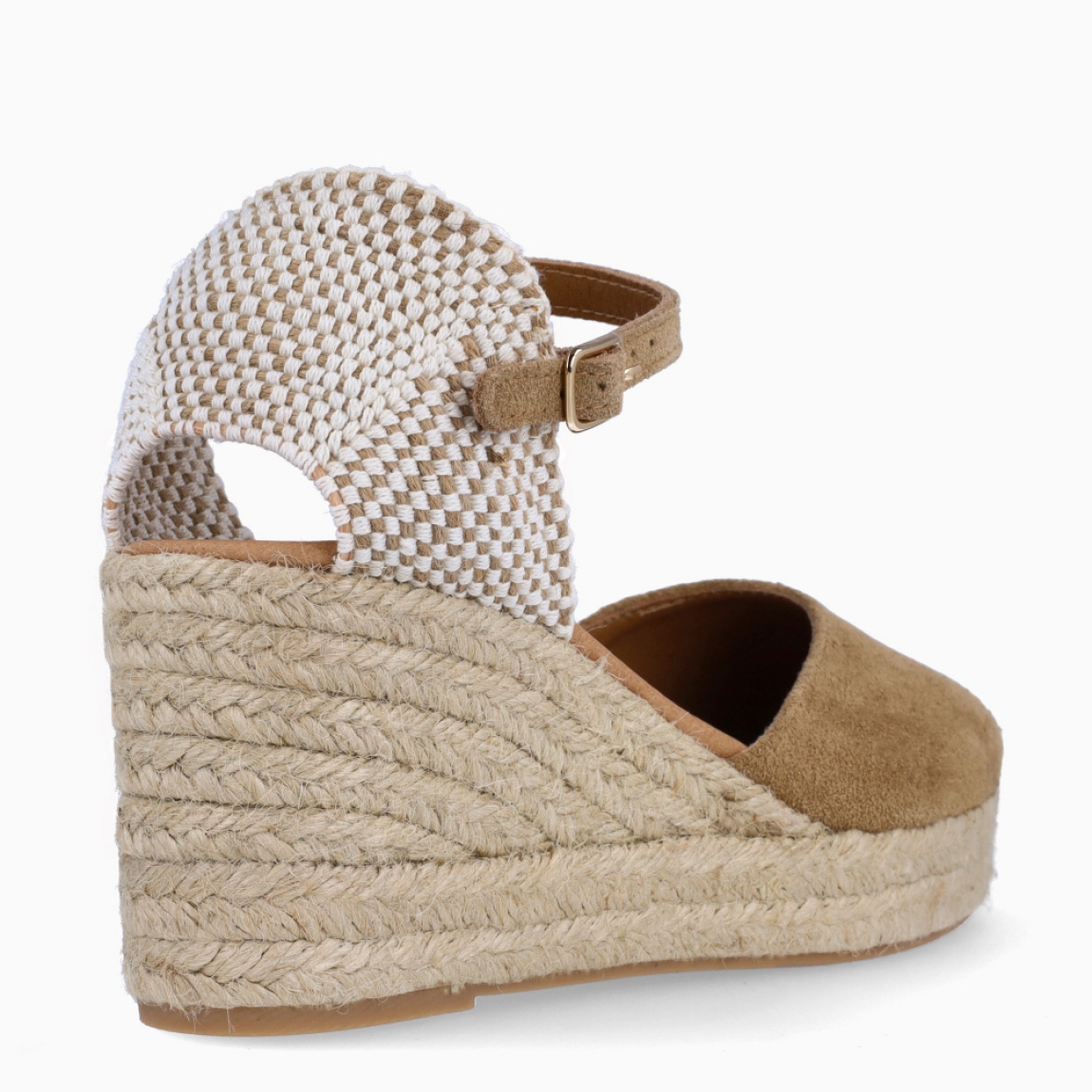 Alpargatas de la marca Itse, modelo AINHOA. Elaboradas en ante color camel con punta cerra y talón cerrado. Interior en piel color nude. Cierre de alpargatas Itse con hebilla en tobillo y suela de cuña con 7cm de altura. Estas alpargatas Itse AINHOA, son un complemento ideal para estilizar tus looks con estilo y comodidad!