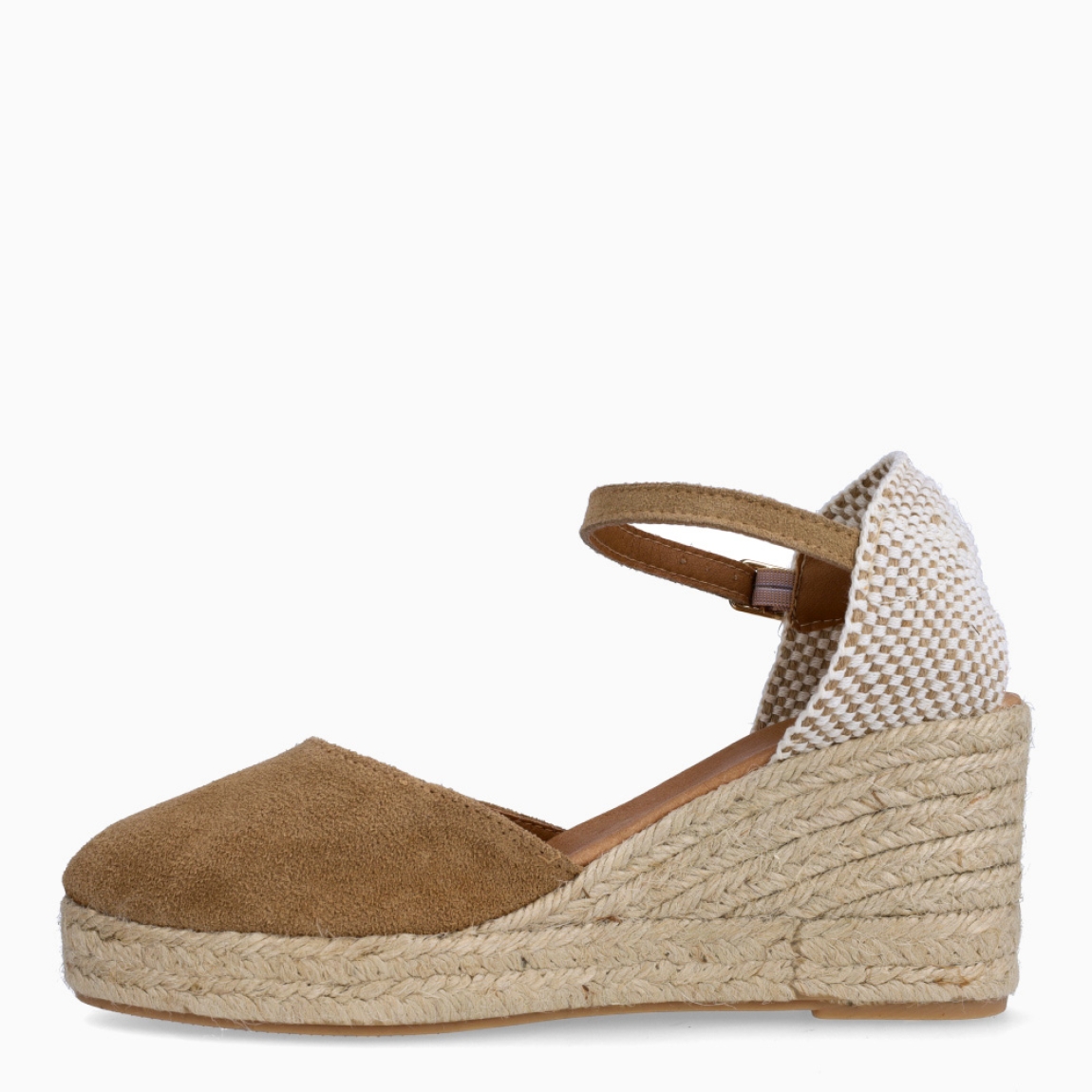 Alpargatas de la marca Itse, modelo AINHOA. Elaboradas en ante color camel con punta cerra y talón cerrado. Interior en piel color nude. Cierre de alpargatas Itse con hebilla en tobillo y suela de cuña con 7cm de altura. Estas alpargatas Itse AINHOA, son un complemento ideal para estilizar tus looks con estilo y comodidad!
