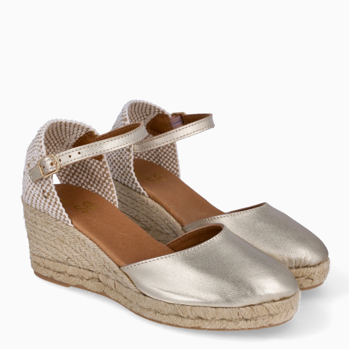 Alpargatas de la marca Itse, modelo AINHOA. Elaboradas en textil color platino con punta cerra y talón cerrado. Interior en piel color nude. Cierre de alpargatas Itse con hebilla en tobillo y suela de cuña con 7cm de altura. Estas alpargatas Itse AINHOA, son un complemento ideal para estilizar tus looks con estilo y comodidad!