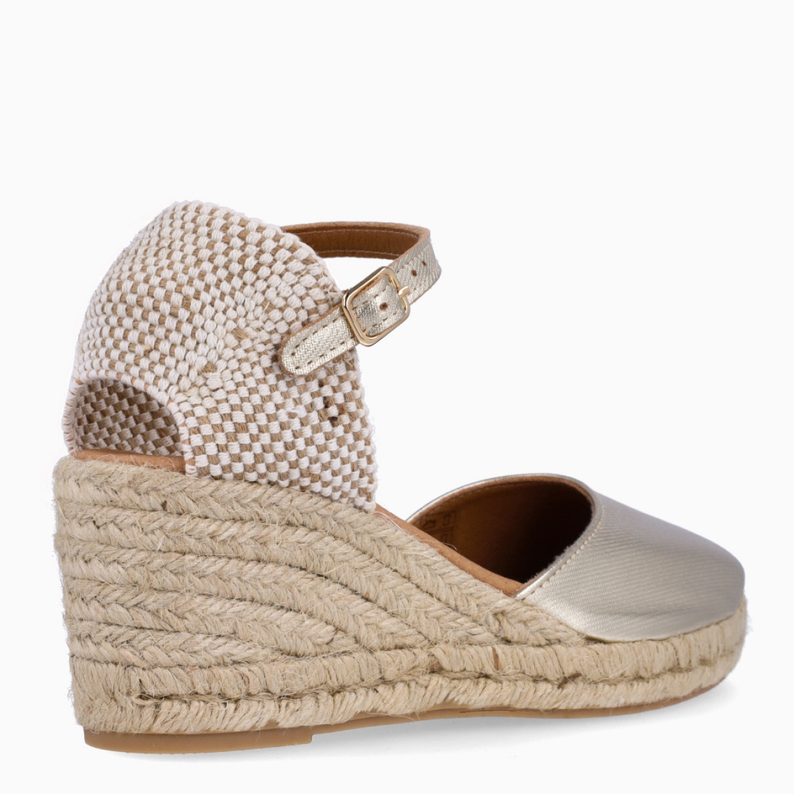 Alpargatas de la marca Itse, modelo AINHOA. Elaboradas en textil color platino con punta cerra y talón cerrado. Interior en piel color nude. Cierre de alpargatas Itse con hebilla en tobillo y suela de cuña con 7cm de altura. Estas alpargatas Itse AINHOA, son un complemento ideal para estilizar tus looks con estilo y comodidad!