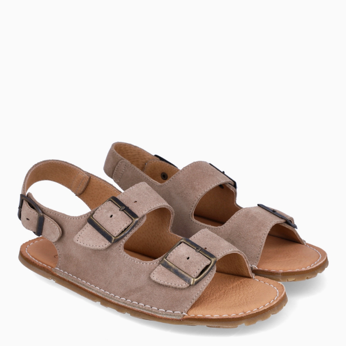 Sandalias de la marca Munné, modelo LAMINE. Elaboradas en ante color gris con tiras co hebillas en pala y talón. Interior en piel color nude. Cierre de alpargatas Itse con hebillas y suela plana de goma. Estas sandalias Munné LAMINE , son un complemento ideal para lucir tus looks con estilo y comodidad!