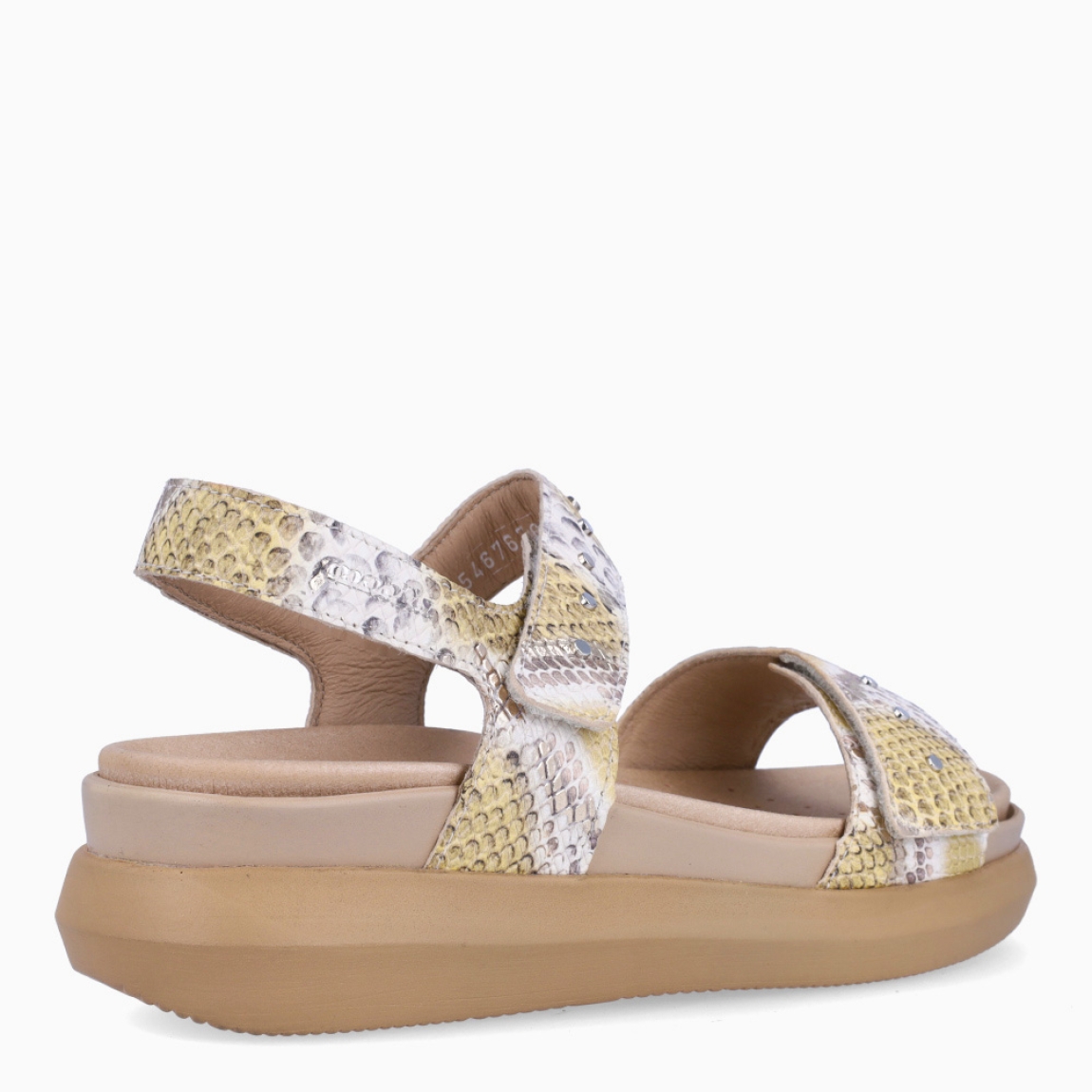 Sandalias de la marca Mephisto, modelo AZUNNA. Exterior en piel color amarillo con estampado en animal print serpiente. Interior en piel color beig. Cierre con doble velcro en pala. Sandalias Mephisto con plataforma de 4cm de altura. Estas sandalias Mephisto AZUNNA son ideales para esta temporada, te darán la comodidad y estilo en tu día a día!