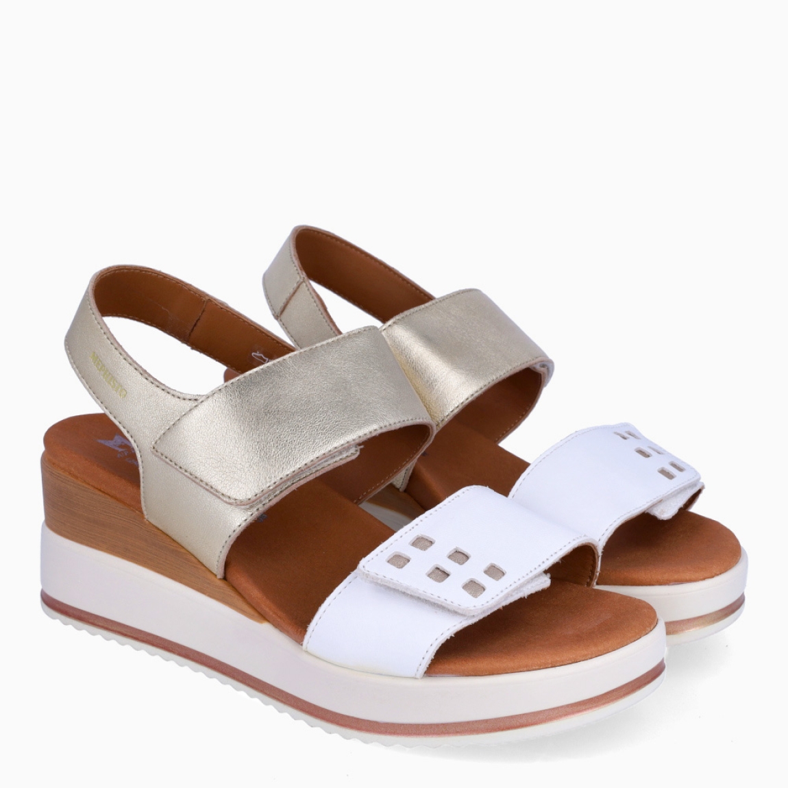 Sandalias de la marca Mephisto, modelo SWENA. Exterior en piel color blanco con detalle en dorado. Interior en piel color camel. Cierre con doble velcro en pala. Sandalias Mephisto con cuña de 6cm de alturas. Estas sandalias Mephisto SWENA son ideales para esta temporada, te darán la comodidad y estilo en tu día a día!