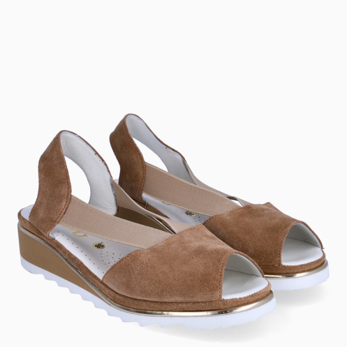 Sandalias de la marca Plaju, modelo ISA. Exterior de las sandalias en ante color camel con punta descubierta, tira en pala y talón, acompañado de dos tiras elásticas en pala. Interior en piel color blanco. Cierre de las sandalias Plaju con elásticos y suela dentada plana. Estas sandalias Plaju ISA son el complemento ideal para esta temporada, no te pueden faltar en el armario.