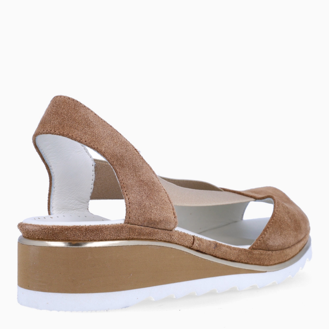 Sandalias de la marca Plaju, modelo ISA. Exterior de las sandalias en ante color camel con punta descubierta, tira en pala y talón, acompañado de dos tiras elásticas en pala. Interior en piel color blanco. Cierre de las sandalias Plaju con elásticos y suela dentada plana. Estas sandalias Plaju ISA son el complemento ideal para esta temporada, no te pueden faltar en el armario.