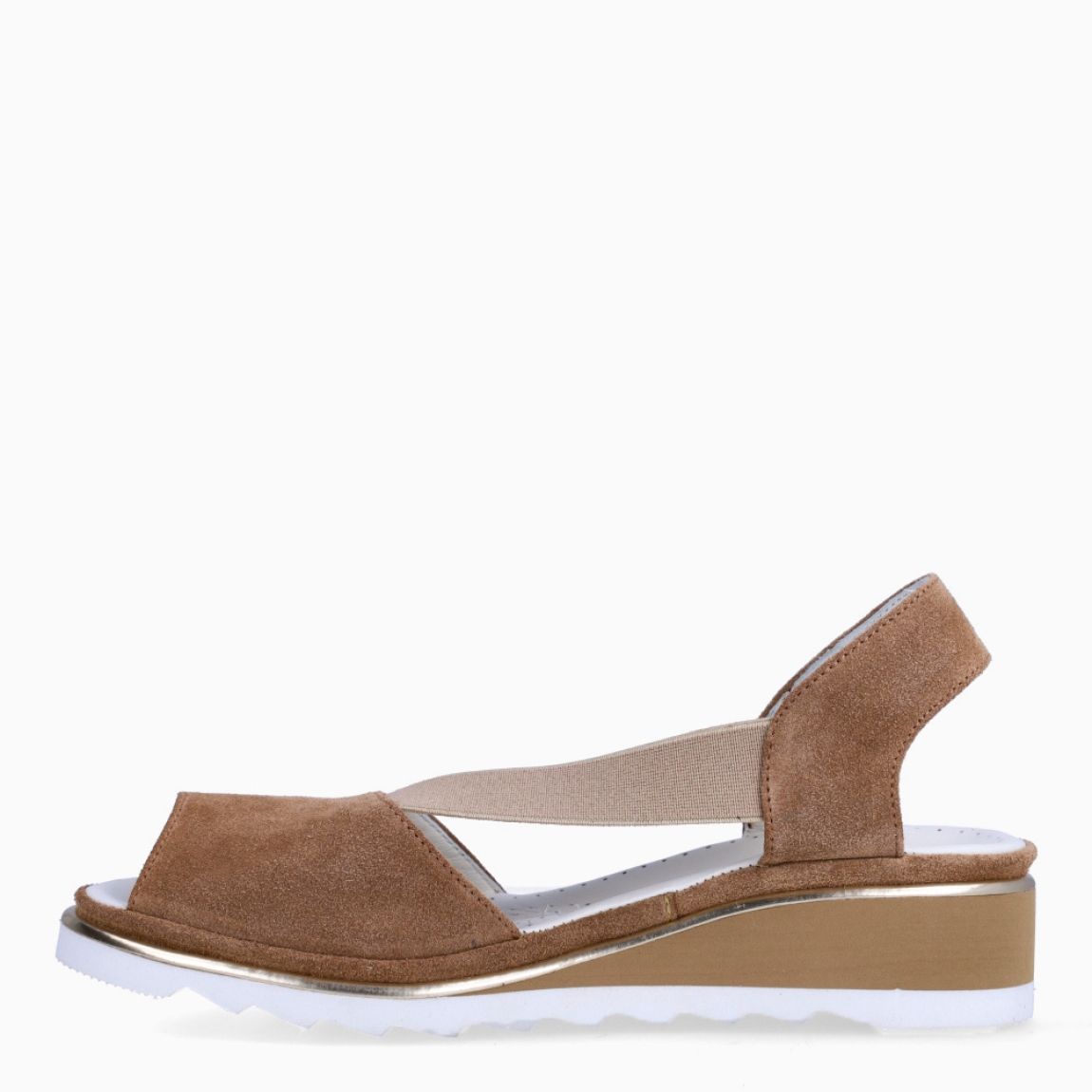 Sandalias de la marca Plaju, modelo ISA. Exterior de las sandalias en ante color camel con punta descubierta, tira en pala y talón, acompañado de dos tiras elásticas en pala. Interior en piel color blanco. Cierre de las sandalias Plaju con elásticos y suela dentada plana. Estas sandalias Plaju ISA son el complemento ideal para esta temporada, no te pueden faltar en el armario.