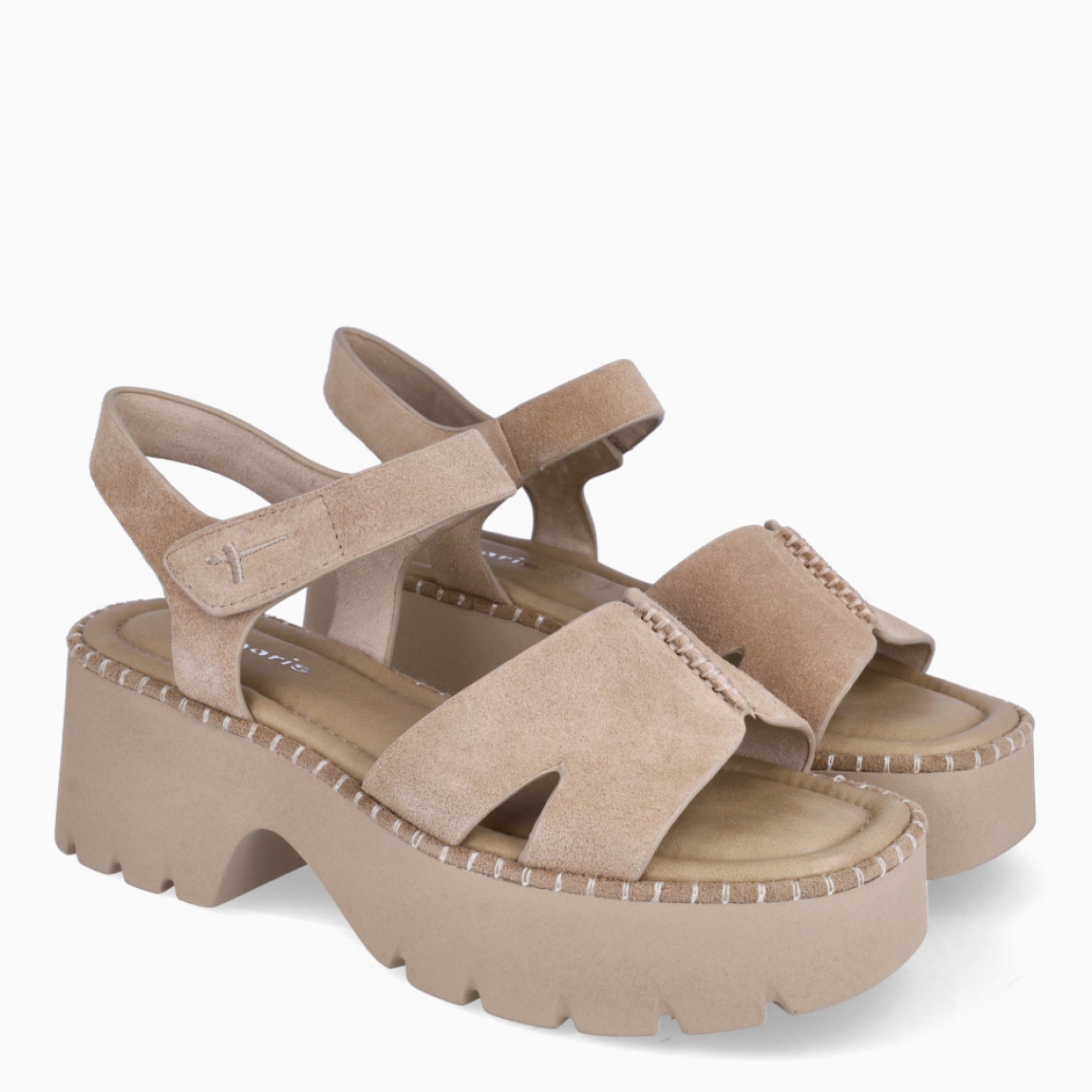Sandalias de la marca Tamaris, modelo JOSELYN. Elaboradas en ante color taupe con tiras cruzadas y costura. Interior en piel color taupe. Cierre de sandalias Tamaris con velcro en tobillo. Suela con tacón grueso de 6cm de altura. Estas sandalias Tamaris JOSELYN, son un complemento ideal para llevar todos los días esta temporada!