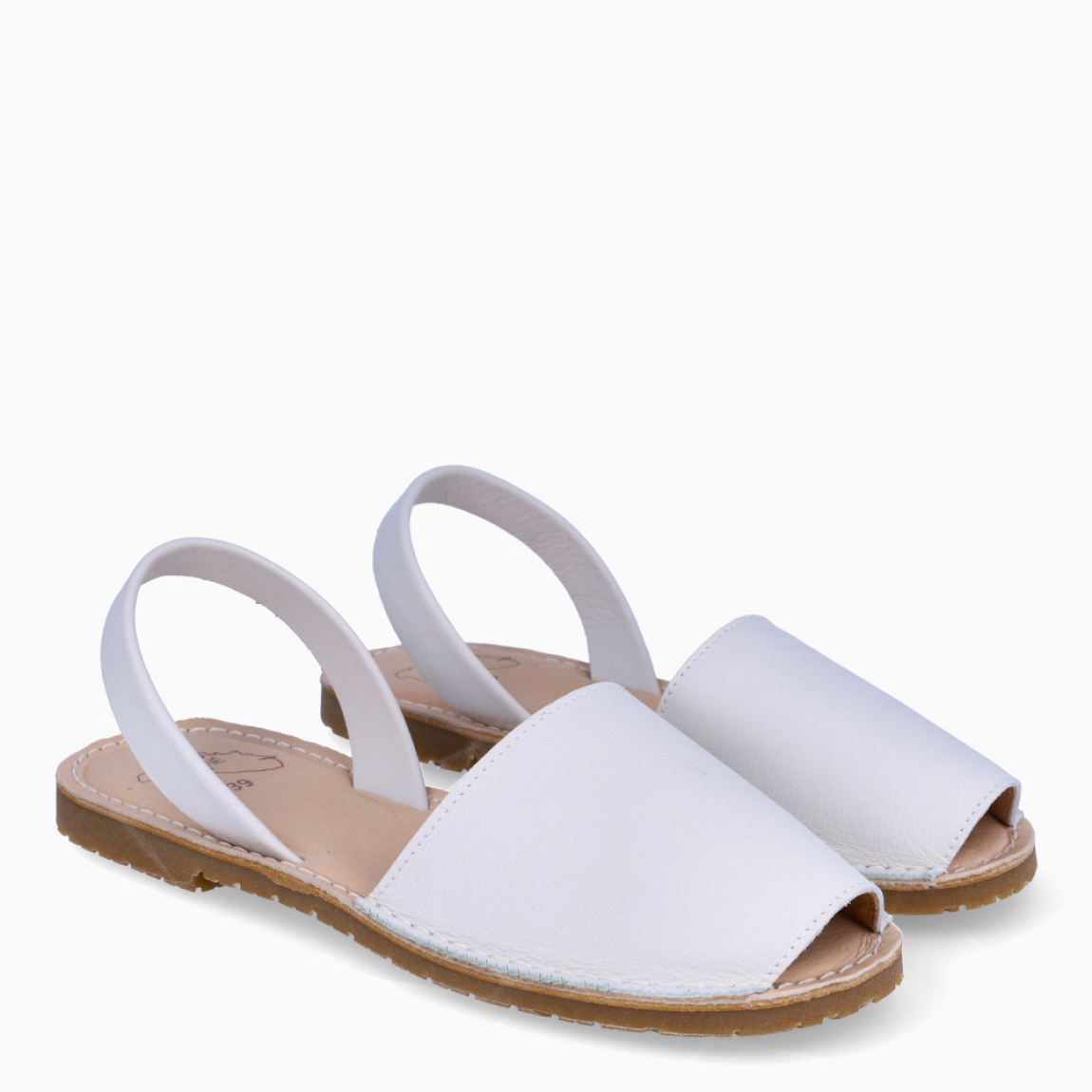 Albarcas clásicas de la marca Munné, modelo CINTIA. Elaboradas en piel color blanco con punta descubierta. Interior en piel color nude y tira en talón. Suela plana de goma. Estas albarcas Munné CINTIA son un complemento ideal para ti!
