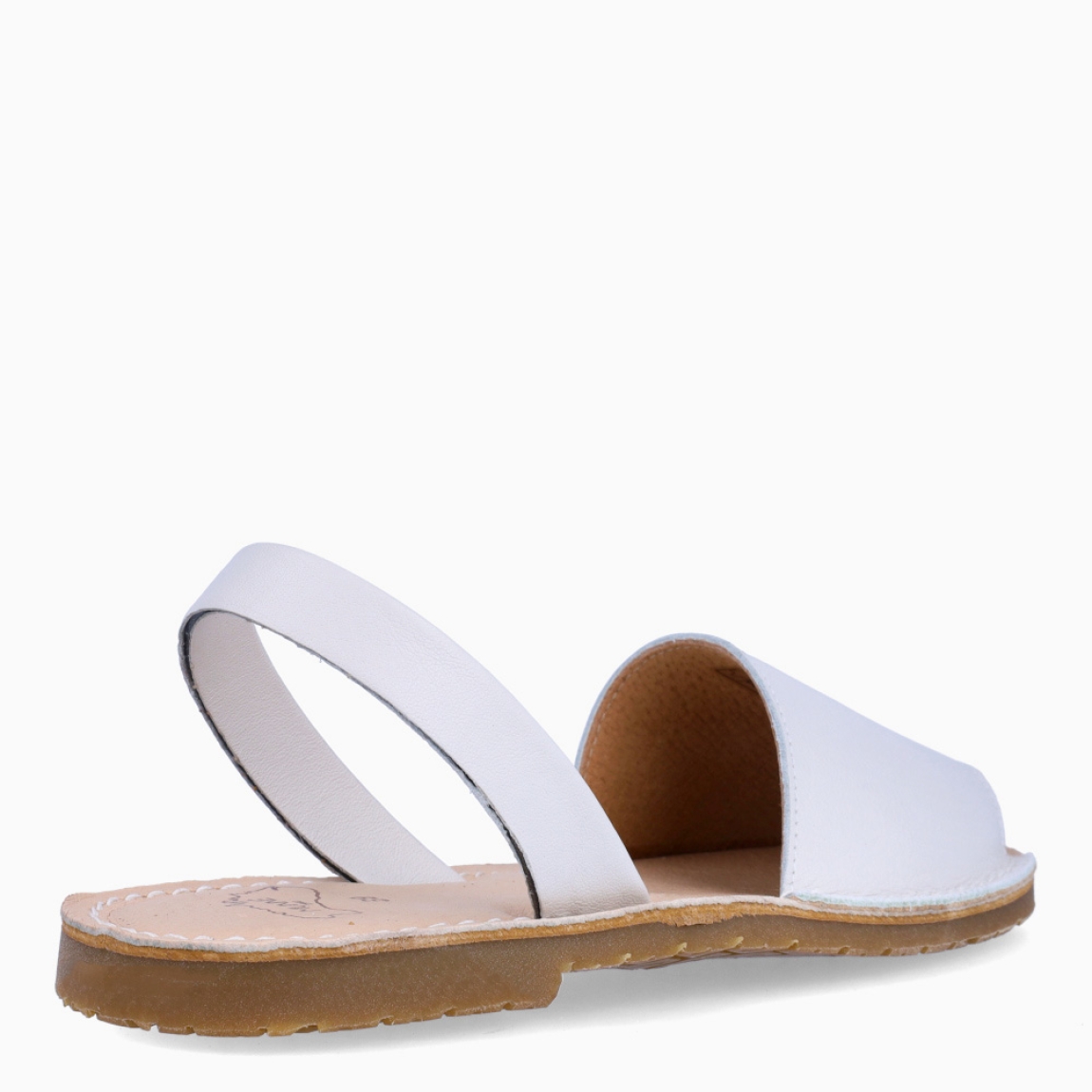 Albarcas clásicas de la marca Munné, modelo CINTIA. Elaboradas en piel color blanco con punta descubierta. Interior en piel color nude y tira en talón. Suela plana de goma. Estas albarcas Munné CINTIA son un complemento ideal para ti!