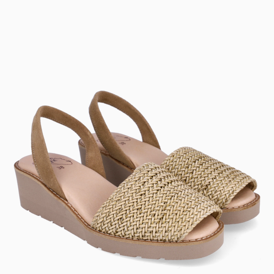 Albarcas de la marca Munné, modelo RENÉ. Elaboradas en piel trenzada color taupe con punta descubierta. Interior en piel color beig y tira en talón. Suela con cuña de 4cm de altura. Estas albarcas Munné RENÉ, son un complemento clásico para llevar en tu día a día esta temporada!