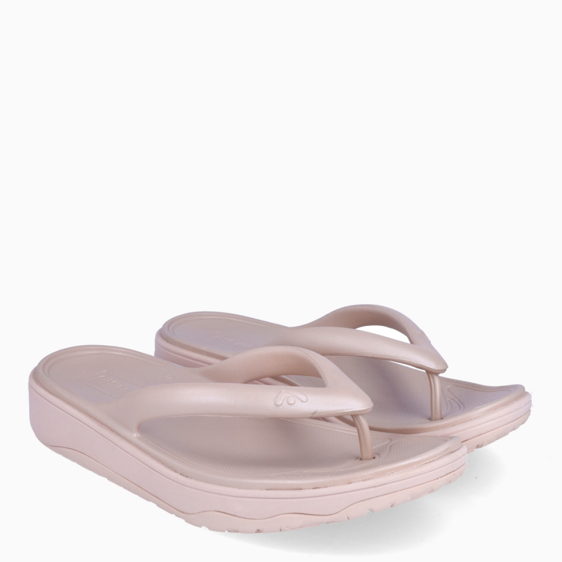 Sandalias esclavas de la marca Fitflop, modelo RELIEFF. Exterior elaborado en neopreno color beig con tiras en pala. Interior en piel color beig Suela plana de goma. Estas sandalias Fitflop RELIEFF son ideales para esta temporada!