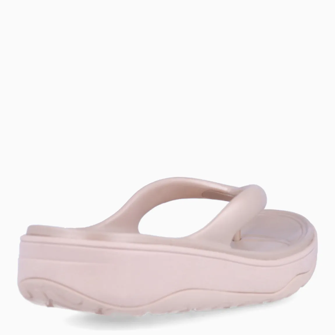 Sandalias esclavas de la marca Fitflop, modelo RELIEFF. Exterior elaborado en neopreno color beig con tiras en pala. Interior en piel color beig Suela plana de goma. Estas sandalias Fitflop RELIEFF son ideales para esta temporada!