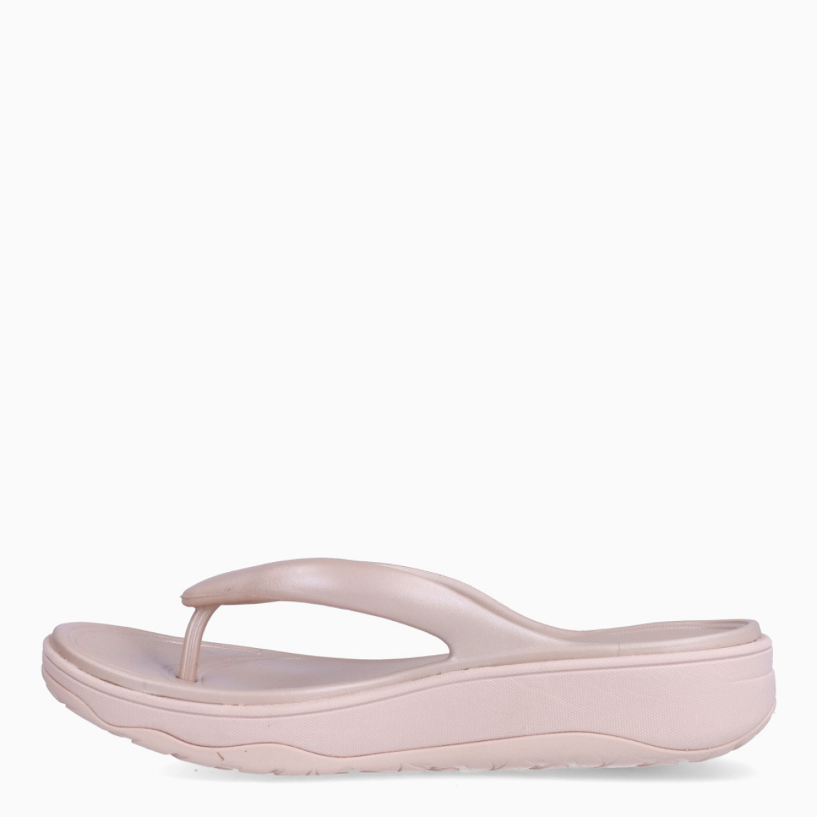 Sandalias esclavas de la marca Fitflop, modelo RELIEFF. Exterior elaborado en neopreno color beig con tiras en pala. Interior en piel color beig Suela plana de goma. Estas sandalias Fitflop RELIEFF son ideales para esta temporada!