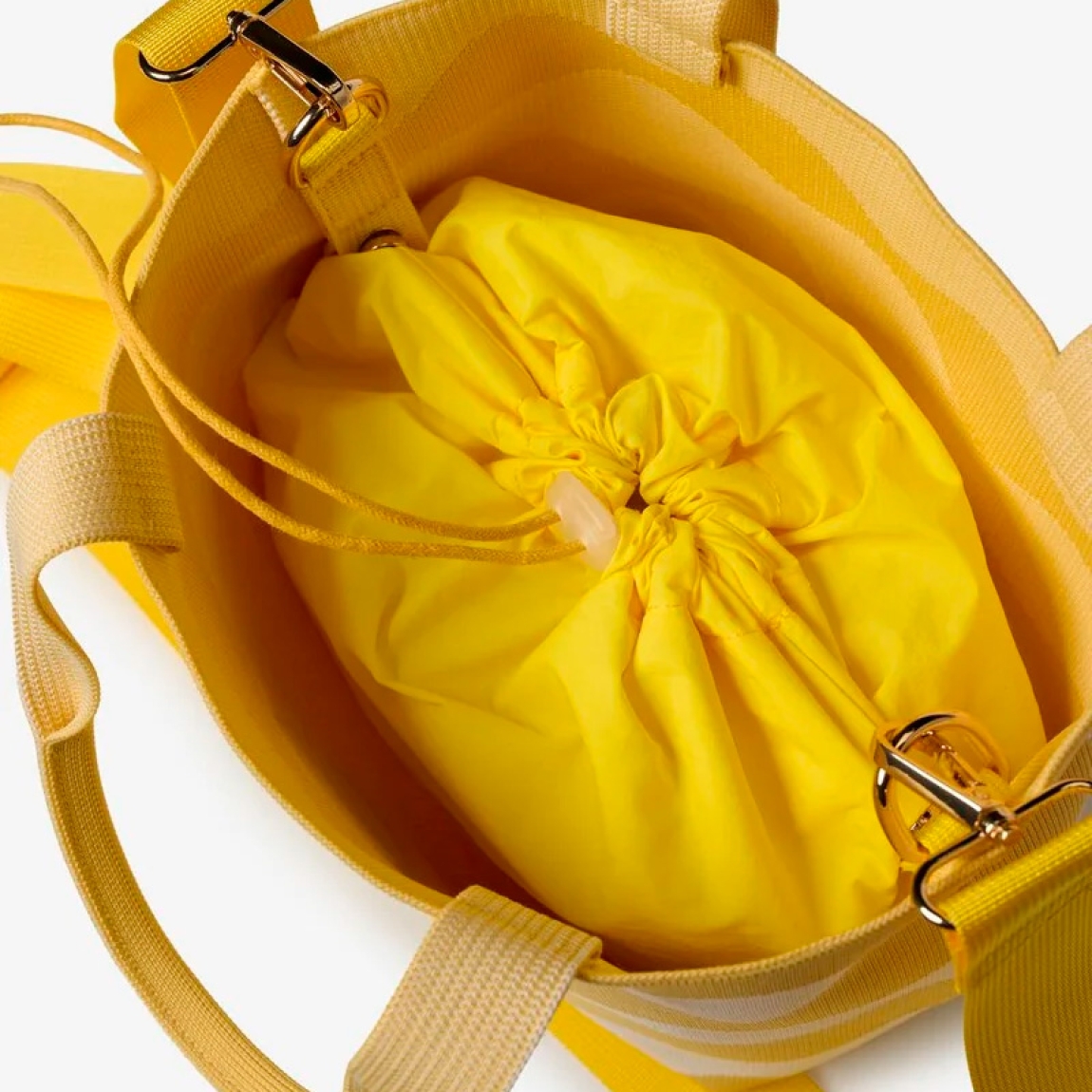 Bolso de la marca Blauer, modelo BASK. Elaborado en tejido técnico color amarillo con un motivo de ondas, combina practicidad y un estilo contemporáneo. Bolso Blauer tipo canasta, es el accesorio ideal para la temporada de calor. Bolso Blauer dispone de dobles asas resistentes y el icónico escudo logotipado en el frontal. Ideal para el ocio o una jornada en la playa con un toque chic. Bolso Blauer BASK, ideal para llevar a todos lados! Medidas: 20 x 18 x 12cm.