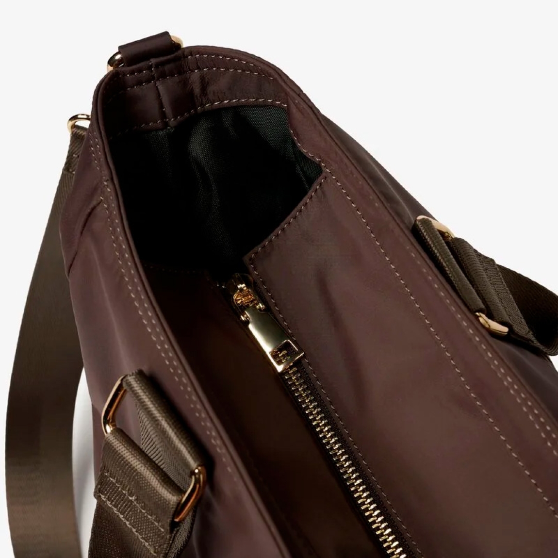 Bolso shopper Blauer, modelo SILVA01. Bolso fabricado en nailon técnico color marrón con detalles dorados. El diseño se caracteriza por amplias asas de cinta brillante, un bolsillo exterior plano con escudo del logo metalizado y una correa desmontable a juego. Este tote Blauer SILVA01 espacioso y ligero representa la combinación perfecta entre un estilo chic y funcionalidad para la mujer contemporánea. Medidas: 35 x 33 x 14cm