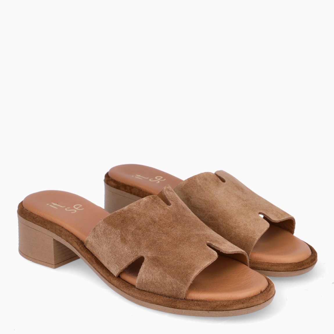 Sandalias de la marca Itse, modelo ASLI. Elaboradas en ante color camel con tira gruesa en pala y punta abierta. Interior en piel color nude. Sandalias Itse con tacón de 4cm de altura. Estas sandalias Itse ASLI, son un complemento clásico para tus looks del día a día!