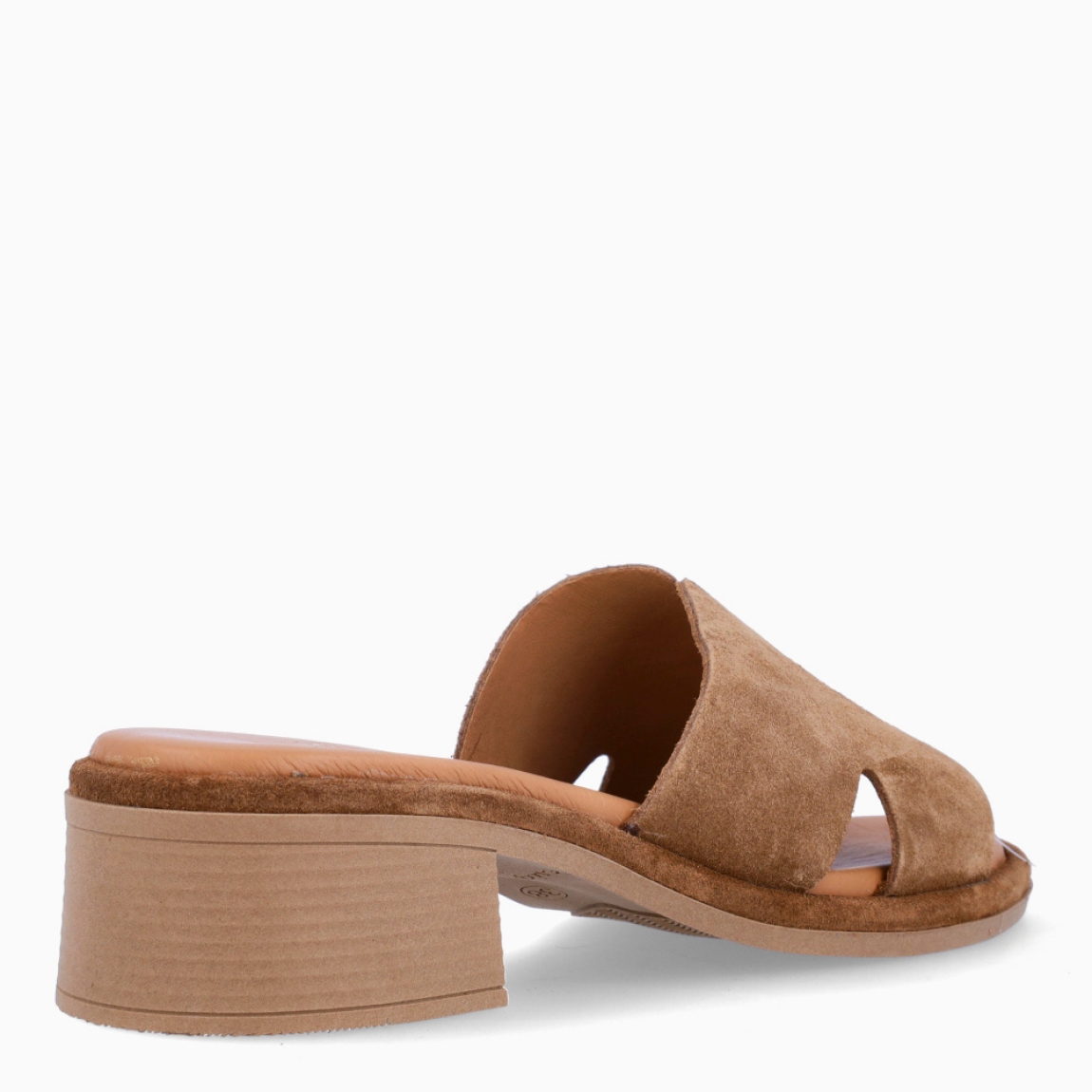 Sandalias de la marca Itse, modelo ASLI. Elaboradas en ante color camel con tira gruesa en pala y punta abierta. Interior en piel color nude. Sandalias Itse con tacón de 4cm de altura. Estas sandalias Itse ASLI, son un complemento clásico para tus looks del día a día!