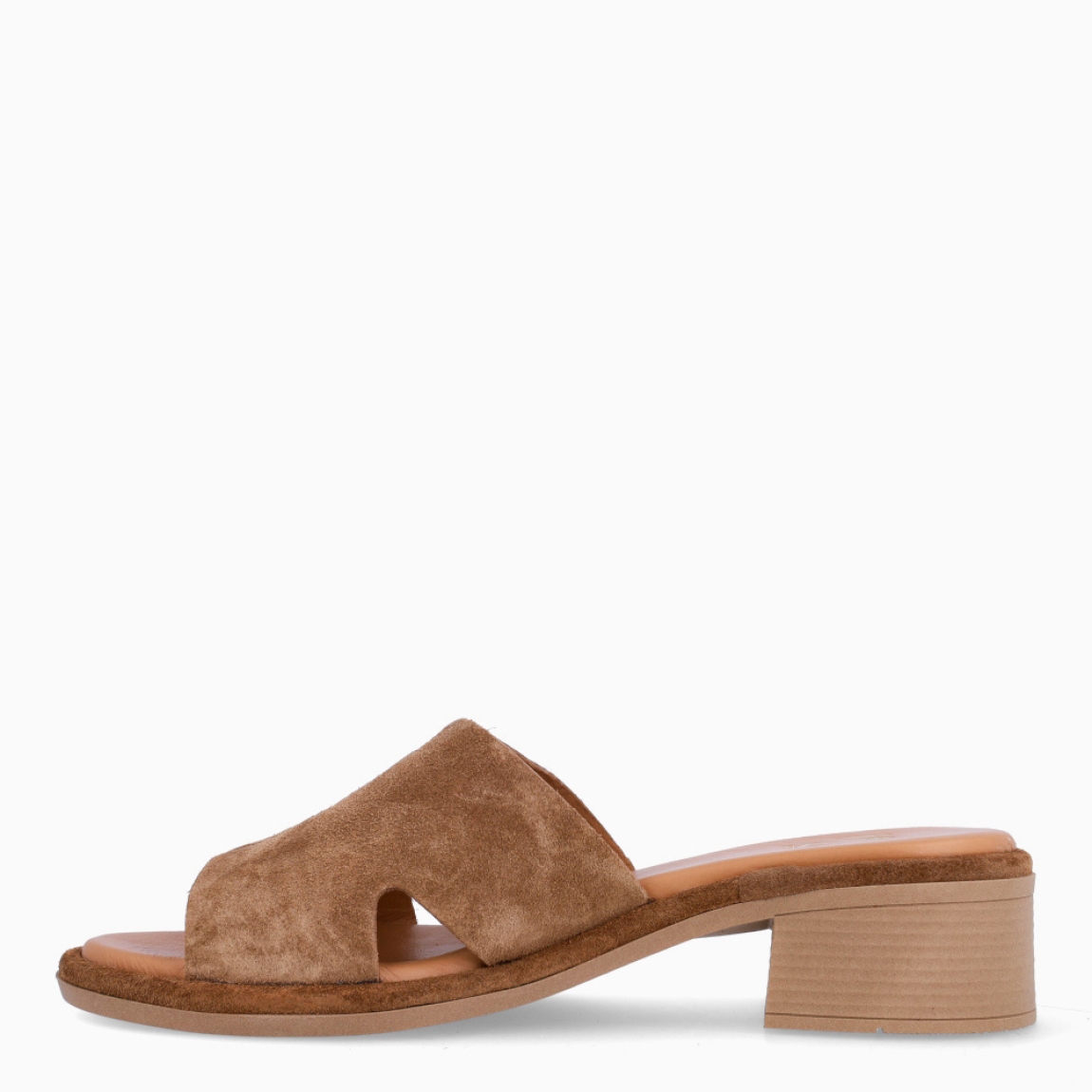 Sandalias de la marca Itse, modelo ASLI. Elaboradas en ante color camel con tira gruesa en pala y punta abierta. Interior en piel color nude. Sandalias Itse con tacón de 4cm de altura. Estas sandalias Itse ASLI, son un complemento clásico para tus looks del día a día!