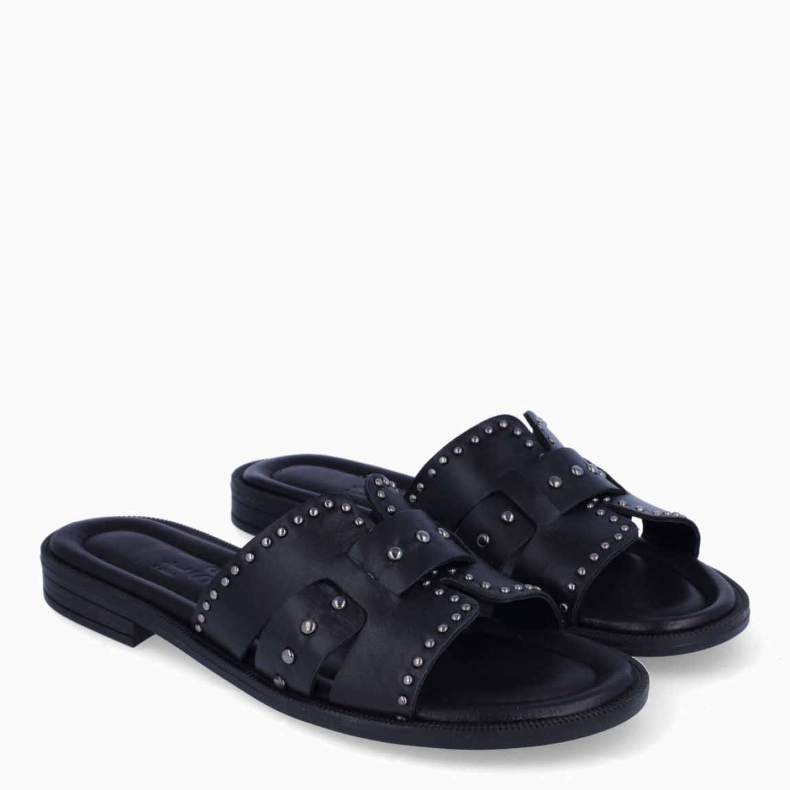 Chanclas de la marca Itse, modelo AYLA. Chanclas elaboradas en piel color negro, con aplicaciones de tachas plateadas en pala. Chanclas Itse con suela plana de goma. Estas chanclas Itse AYLA, son un complemento clásico para llevar a todos lados con comodidad y estilo!