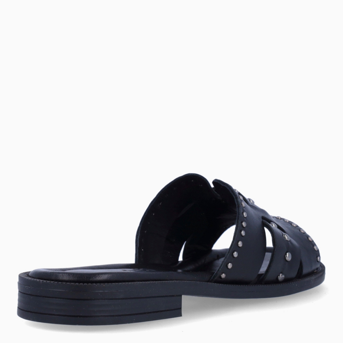 Chanclas de la marca Itse, modelo AYLA. Chanclas elaboradas en piel color negro, con aplicaciones de tachas plateadas en pala. Chanclas Itse con suela plana de goma. Estas chanclas Itse AYLA, son un complemento clásico para llevar a todos lados con comodidad y estilo!