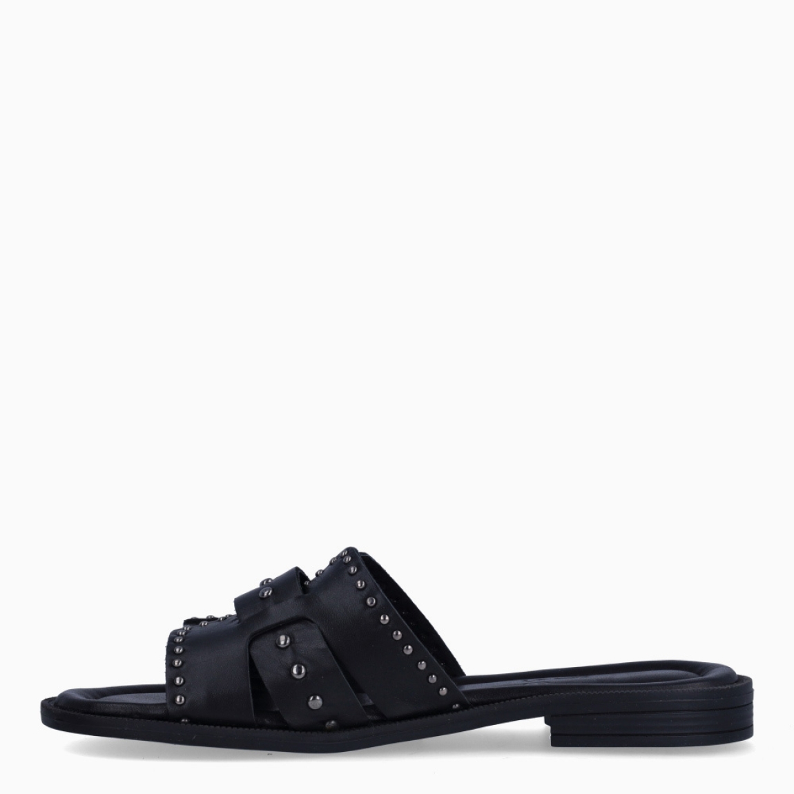 Chanclas de la marca Itse, modelo AYLA. Chanclas elaboradas en piel color negro, con aplicaciones de tachas plateadas en pala. Chanclas Itse con suela plana de goma. Estas chanclas Itse AYLA, son un complemento clásico para llevar a todos lados con comodidad y estilo!