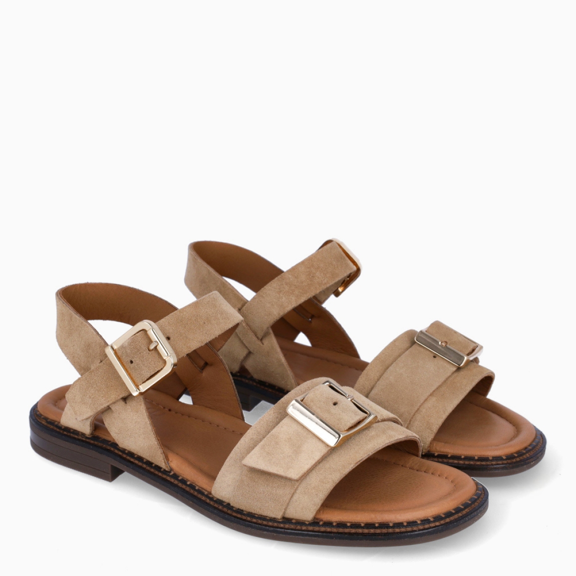 Sandalias de la marca Itse, modelo BADE. Exterior elaborado en ante color beig con tira en pala con hebilla. Interior en piel color marrón. Sandalias Itse con cierre de hebilla en el tobillo y pala. Sandalias Itse con tacón de 1cm de altura. Estas sandalias Itse BADE son un complemento clásico, ideal para esta temporada!