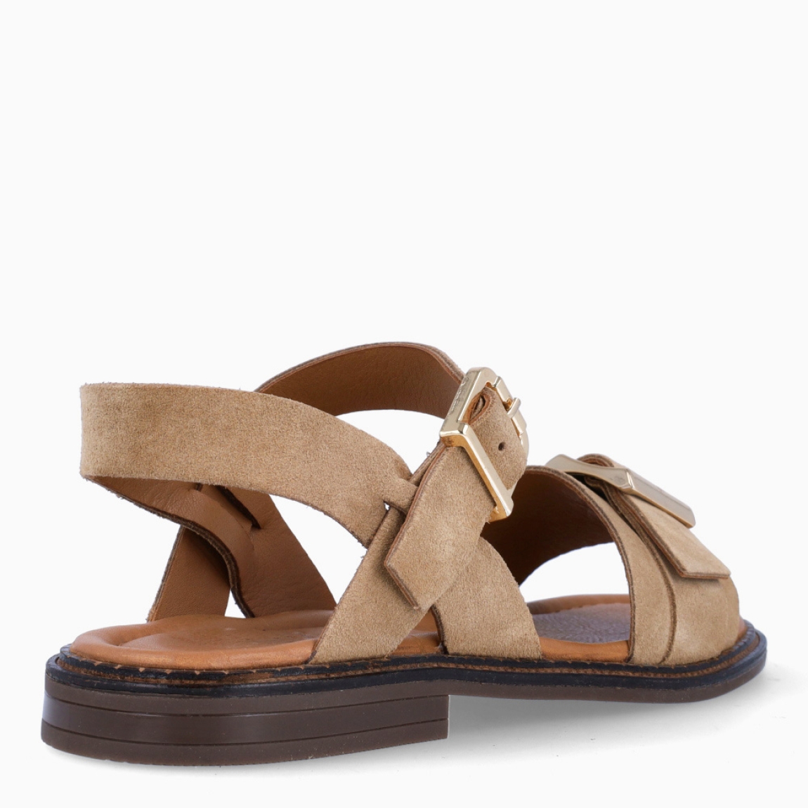 Sandalias de la marca Itse, modelo BADE. Exterior elaborado en ante color beig con tira en pala con hebilla. Interior en piel color marrón. Sandalias Itse con cierre de hebilla en el tobillo y pala. Sandalias Itse con tacón de 1cm de altura. Estas sandalias Itse BADE son un complemento clásico, ideal para esta temporada!