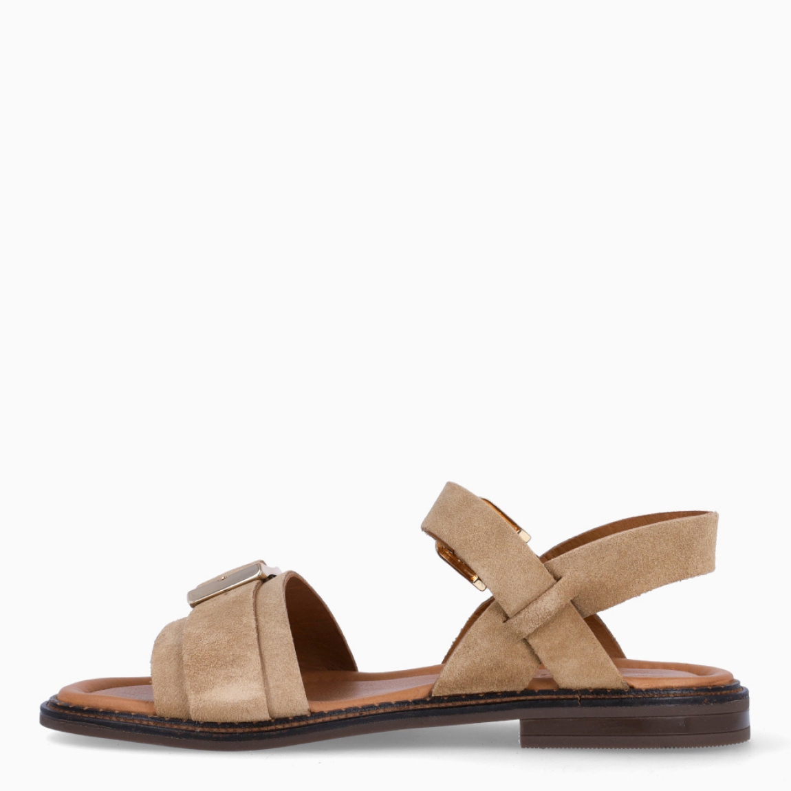 Sandalias de la marca Itse, modelo BADE. Exterior elaborado en ante color beig con tira en pala con hebilla. Interior en piel color marrón. Sandalias Itse con cierre de hebilla en el tobillo y pala. Sandalias Itse con tacón de 1cm de altura. Estas sandalias Itse BADE son un complemento clásico, ideal para esta temporada!
