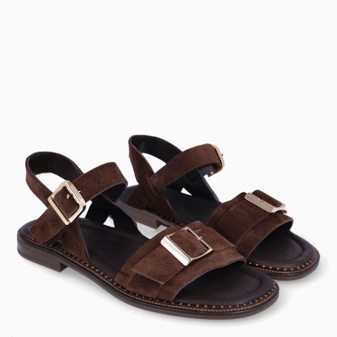 Sandalias de la marca Itse, modelo BADE. Exterior elaborado en ante color marrón oscuro con tira en pala con hebilla. Interior en piel color marrón. Sandalias Itse con cierre de hebilla en el tobillo y pala. Sandalias Itse con tacón de 1cm de altura. Estas sandalias Itse BADE son un complemento clásico, ideal para esta temporada!