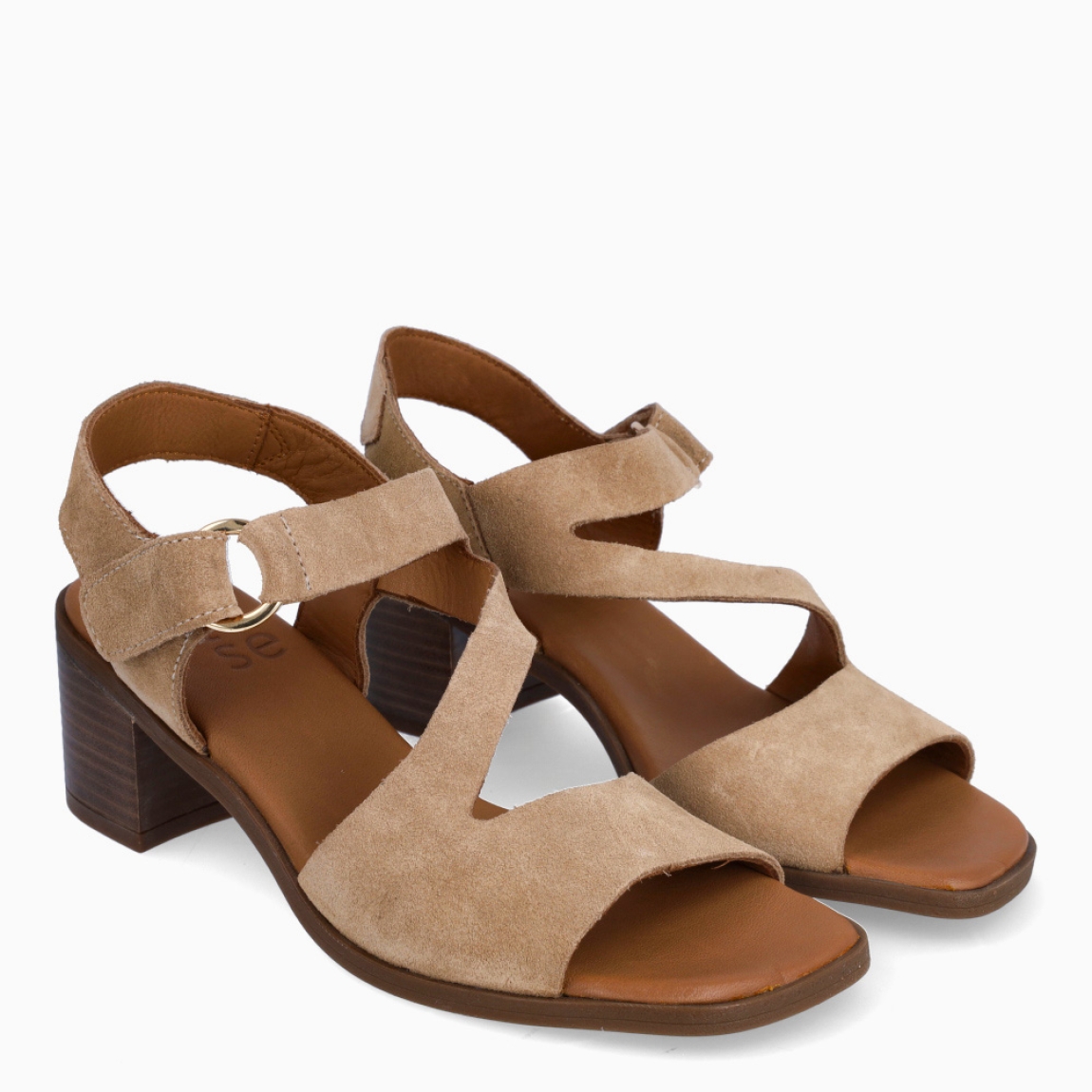 Sandalias de la marca Itse, modelo BELMA. Exterior elaborado en ante color beig con tiras cruzadas en pala. Interior en piel color cuero. Sandalias Itse con cierre de velcro en el tobillo. Sandalias Itse con tacón de 5cm de altura. Estas sandalias Itse BELMA son un complemento clásico, ideal para esta temporada!