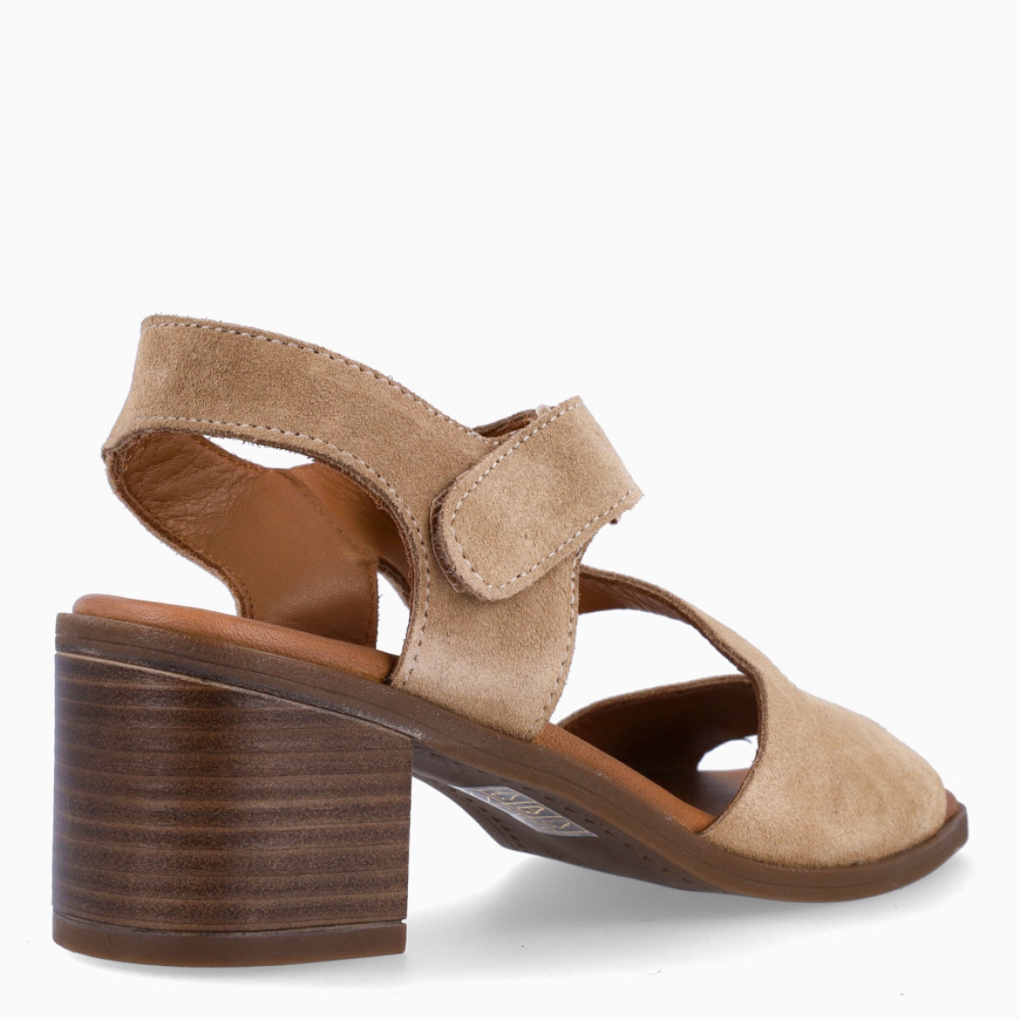 Sandalias de la marca Itse, modelo BELMA. Exterior elaborado en ante color beig con tiras cruzadas en pala. Interior en piel color cuero. Sandalias Itse con cierre de velcro en el tobillo. Sandalias Itse con tacón de 5cm de altura. Estas sandalias Itse BELMA son un complemento clásico, ideal para esta temporada!
