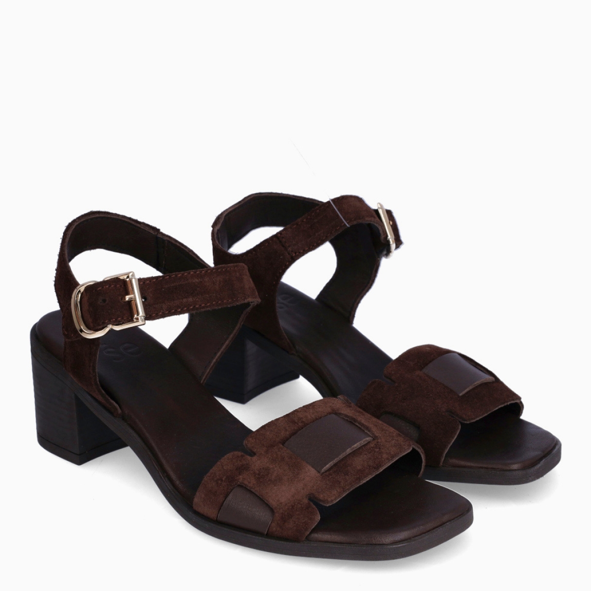 Sandalias de la marca Itse, modelo BENGU. Exterior elaborado en ante color marrón oscuro con tiira en pala. Interior en piel color marrón. Sandalias Itse con cierre de hebilla en el tobillo. Sandalias Itse con tacón de 4cm de altura. Estas sandalias Itse BENGU son un complemento clásico, ideal para esta temporada!