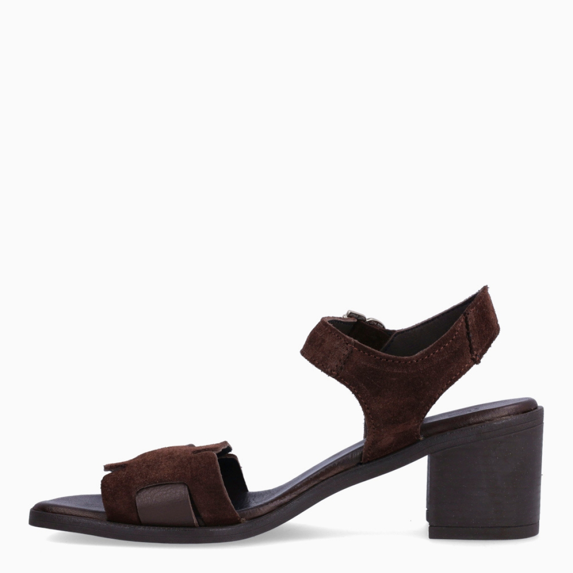 Sandalias de la marca Itse, modelo BENGU. Exterior elaborado en ante color marrón oscuro con tiira en pala. Interior en piel color marrón. Sandalias Itse con cierre de hebilla en el tobillo. Sandalias Itse con tacón de 4cm de altura. Estas sandalias Itse BENGU son un complemento clásico, ideal para esta temporada!