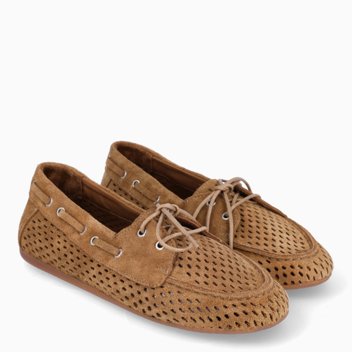 Mocasines transpirables de la marca Itse, modelo ALARA. Elaborados en ante color camel con efecto troquelado y cordones en pala. Interior en piel color camel. Suela de goma plana. Cierre con cordones. Mocasines transpirables Itse ALARA son un complemento clásico, e ideal para la comodidad de tu día a día!