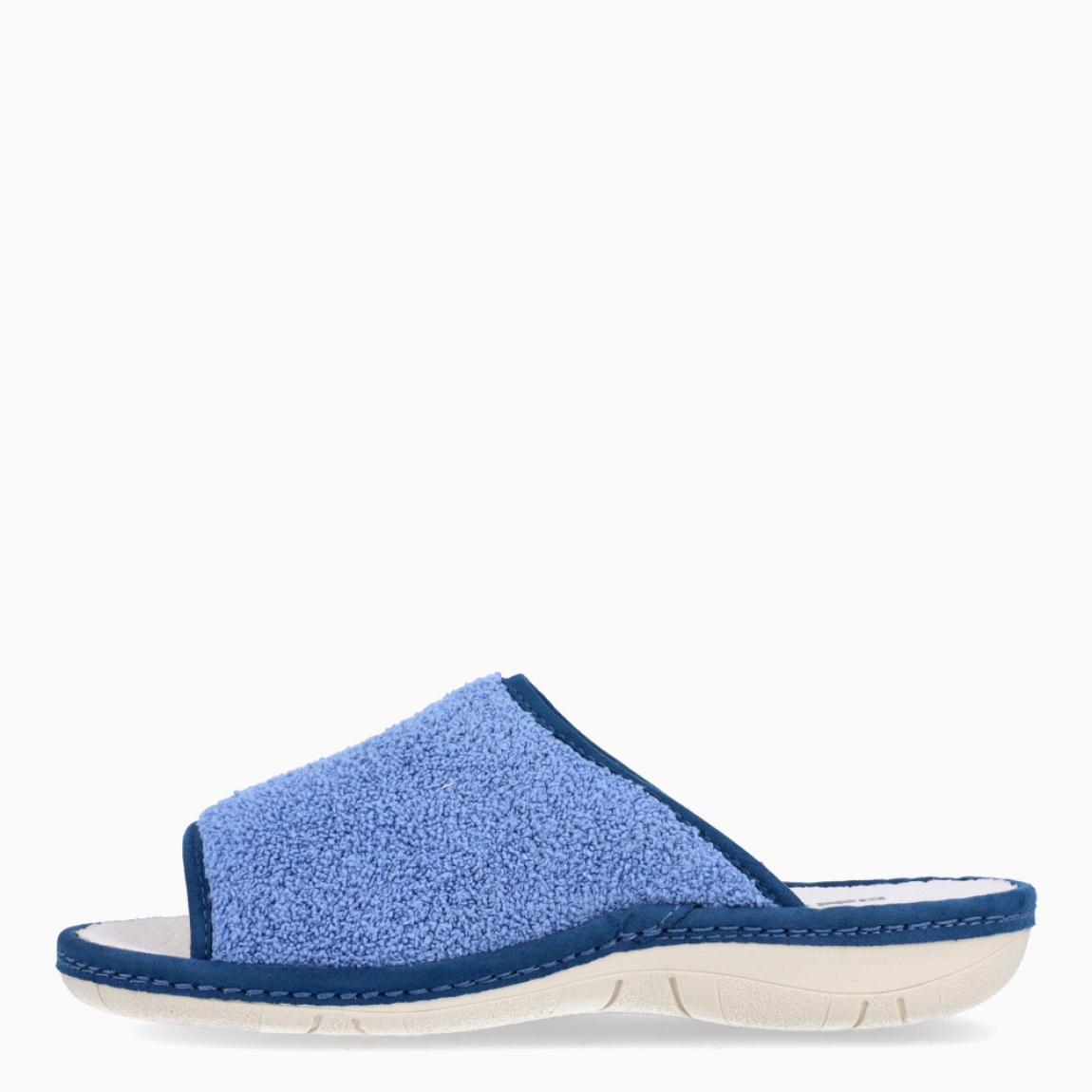 Zapatillas de casa de la marca Nordikas, modelo KAYA. Exterior de las zapatillas en toalla color azul. Interior de las zapatillas en piel troquelada color blanco. Zapatilla con suela plana. Estas zapatillas Nordikas KAYA son el complemento perfecto que garantiza comodidad y ligereza al estar por casa.