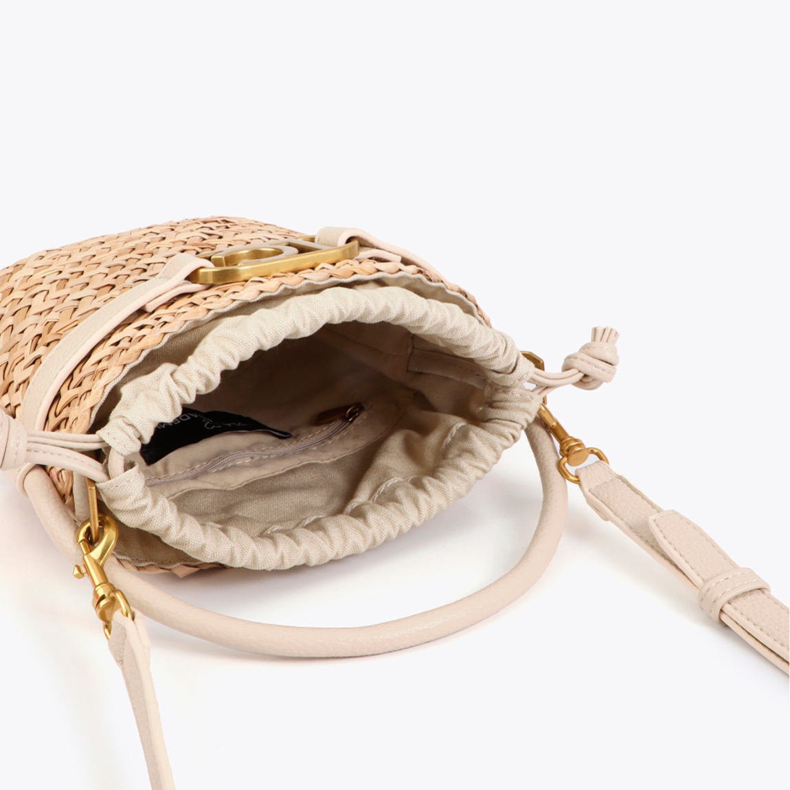 Bombonera elegante de la marca Lola Casademunt, modelo ALMUDE. Bolso con diseño de mimbre tejido y detalles en efecto piel. Incluye cierre ajustable y logotipo dorado. Bolso bombonera Lola Casademunt ALMUDE, complemento ideal para añadir un toque chic a tus conjuntos veraniegos. Medidas: alto 19cm y ancho 19cm.