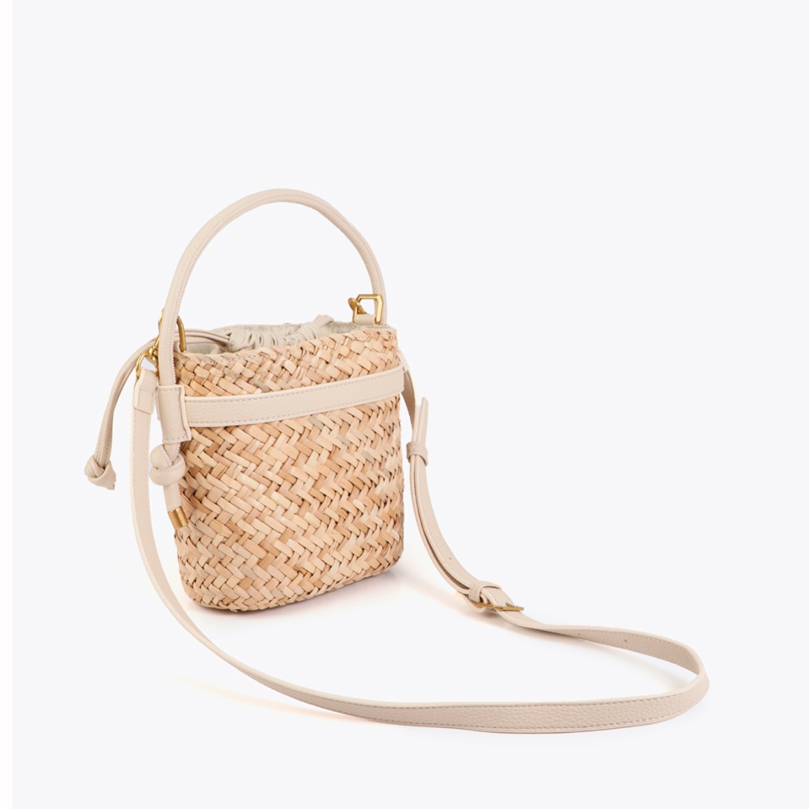Bombonera elegante de la marca Lola Casademunt, modelo ALMUDE. Bolso con diseño de mimbre tejido y detalles en efecto piel. Incluye cierre ajustable y logotipo dorado. Bolso bombonera Lola Casademunt ALMUDE, complemento ideal para añadir un toque chic a tus conjuntos veraniegos. Medidas: alto 19cm y ancho 19cm.