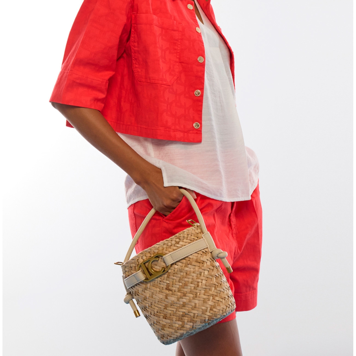 Bombonera elegante de la marca Lola Casademunt, modelo ALMUDE. Bolso con diseño de mimbre tejido y detalles en efecto piel. Incluye cierre ajustable y logotipo dorado. Bolso bombonera Lola Casademunt ALMUDE, complemento ideal para añadir un toque chic a tus conjuntos veraniegos. Medidas: alto 19cm y ancho 19cm.