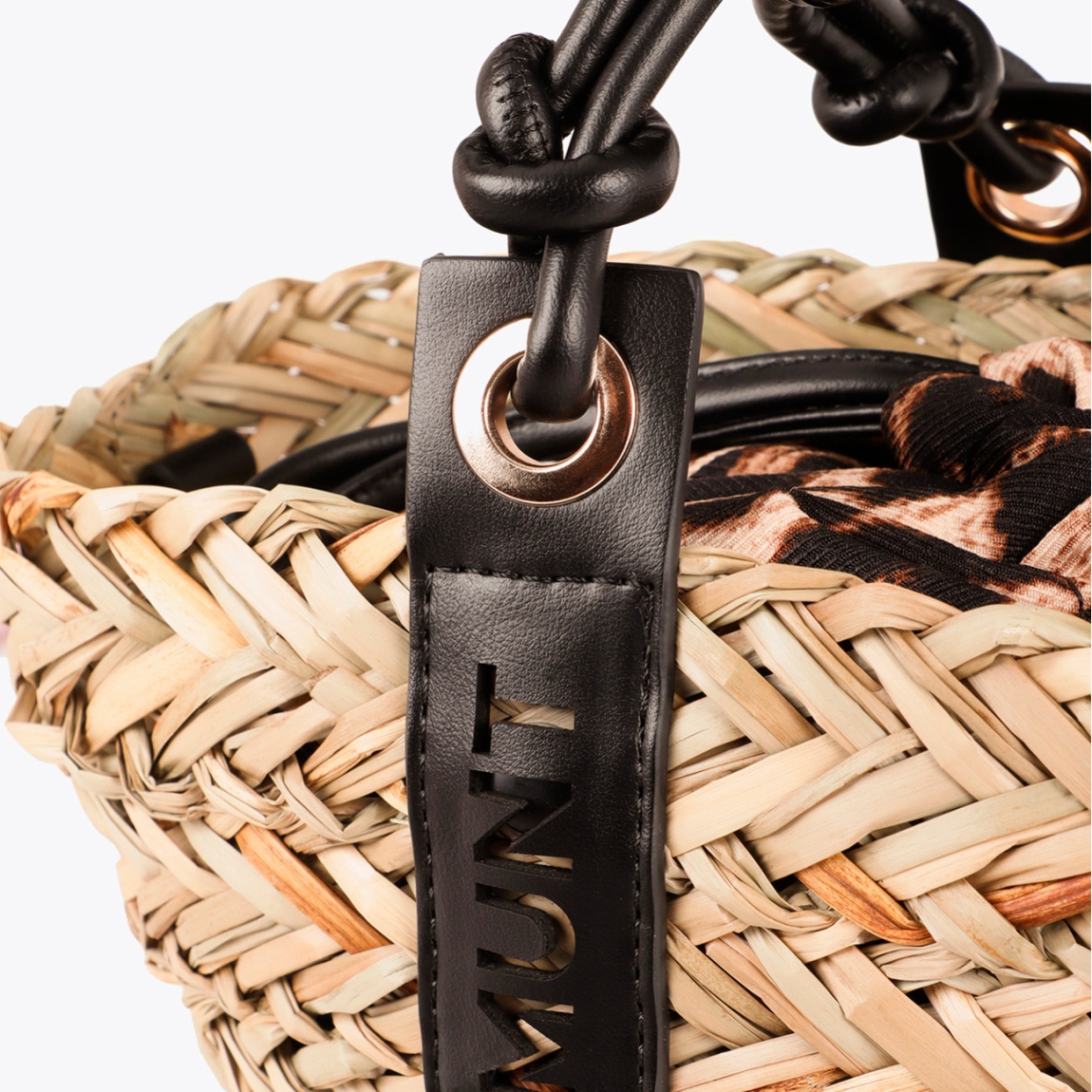 Elegante capazo de la marca Lola Casademunt, modelo MINI ALISSA. Bolso elaborado en mimbre con detalle de asas en cuero sintético troquelado que resalta el logo de Lola Casademunt. Interior forrado con estampado animal. Ideal para un estilo veraniego chic, perfecto para la ciudad o la playa. Bolso Lola Casademunt MINI ALISSA ideal para esta temporada!ALTO 22cm ANCHO 43cm PROFUNDIDAD 14cm