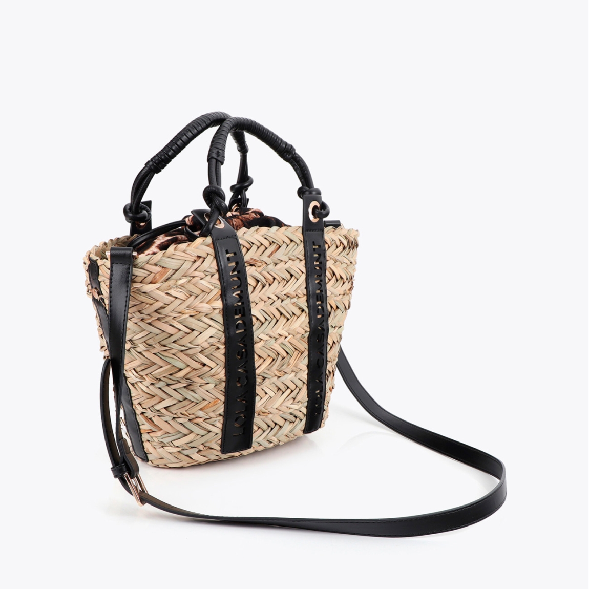 Elegante capazo de la marca Lola Casademunt, modelo MINI ALISSA. Bolso elaborado en mimbre con detalle de asas en cuero sintético troquelado que resalta el logo de Lola Casademunt. Interior forrado con estampado animal. Ideal para un estilo veraniego chic, perfecto para la ciudad o la playa. Bolso Lola Casademunt MINI ALISSA ideal para esta temporada!ALTO 22cm ANCHO 43cm PROFUNDIDAD 14cm