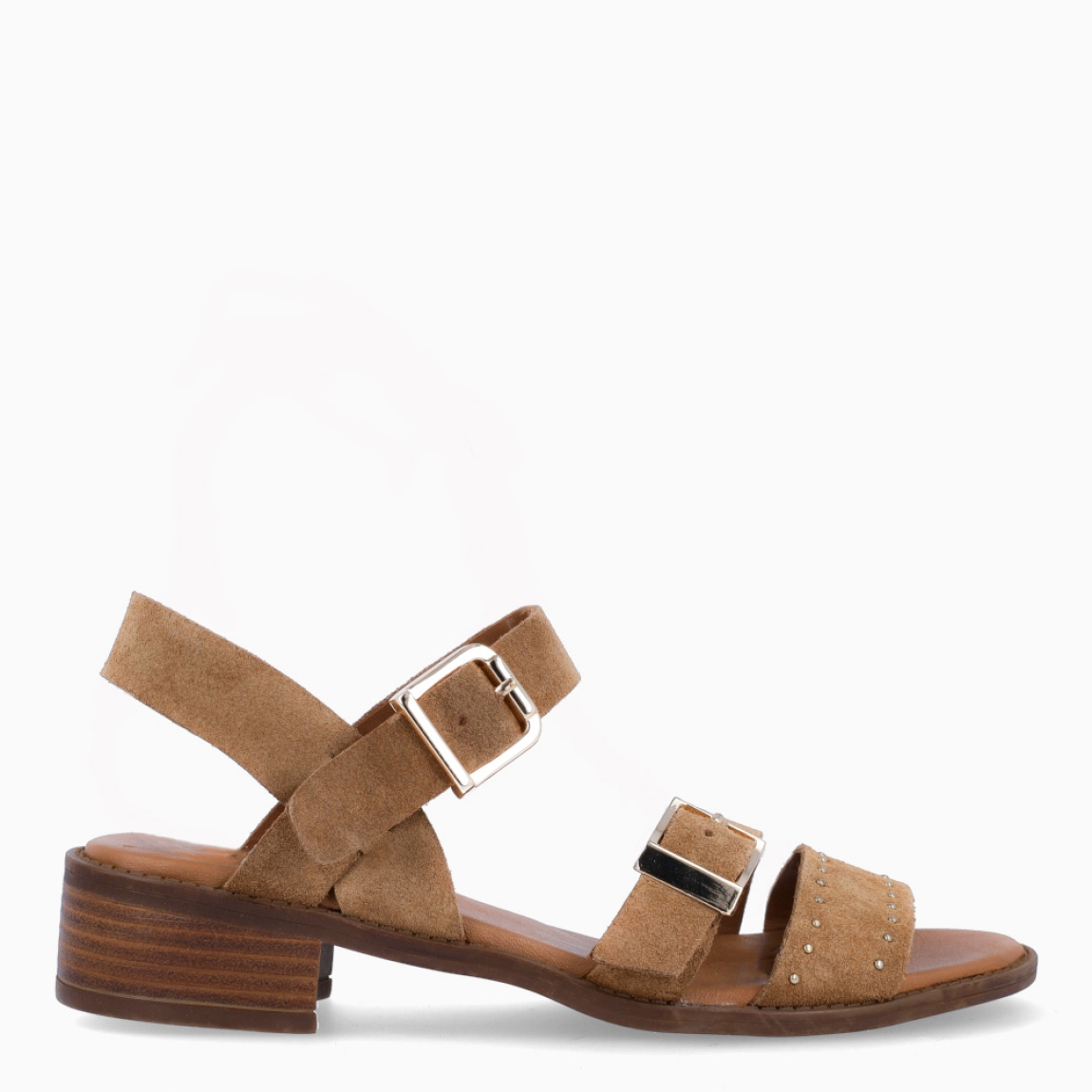 Sandalias de la marca Itse, modelo ASENA. Exterior elaborado en ante color camel con tira en pala con tachuelas y hebilla. Interior en piel color marrón. Sandalias Itse con cierre de hebilla en el tobillo y pala. Sandalias Itse con tacón de 3cm de altura. Estas sandalias Itse ASENA son un complemento clásico, ideal para esta temporada!