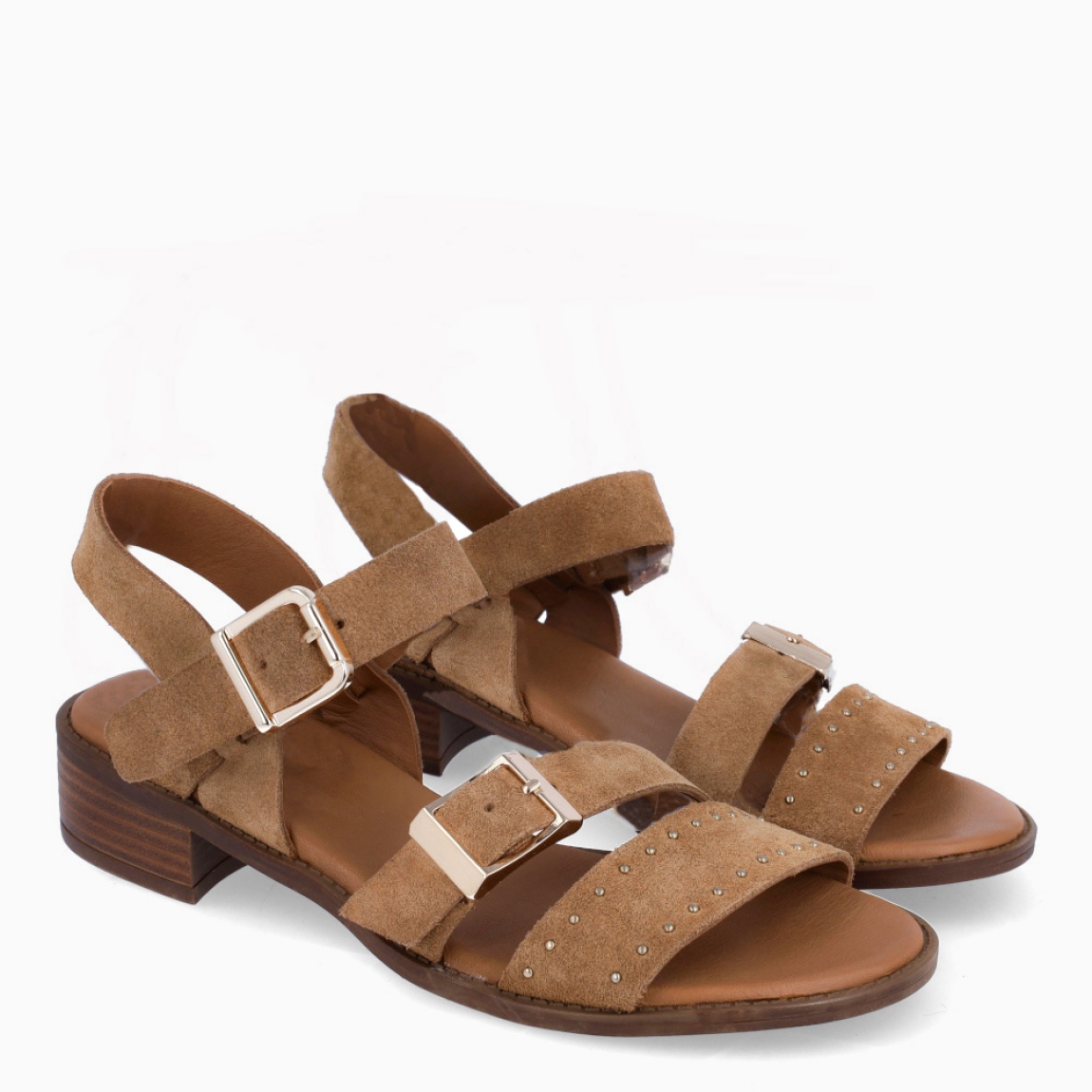 Sandalias de la marca Itse, modelo ASENA. Exterior elaborado en ante color camel con tira en pala con tachuelas y hebilla. Interior en piel color marrón. Sandalias Itse con cierre de hebilla en el tobillo y pala. Sandalias Itse con tacón de 3cm de altura. Estas sandalias Itse ASENA son un complemento clásico, ideal para esta temporada!