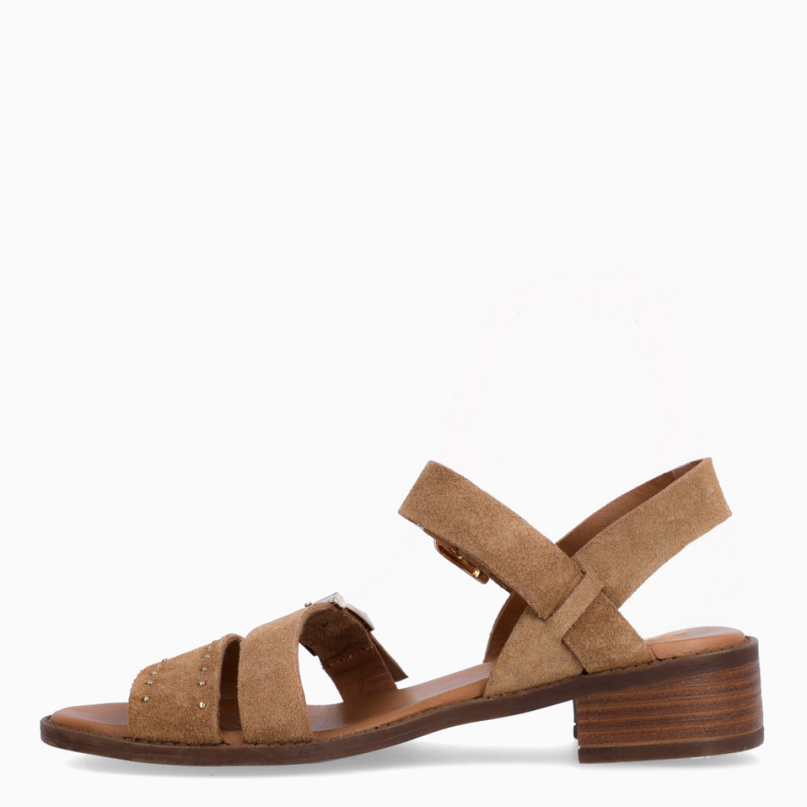 Sandalias de la marca Itse, modelo ASENA. Exterior elaborado en ante color camel con tira en pala con tachuelas y hebilla. Interior en piel color marrón. Sandalias Itse con cierre de hebilla en el tobillo y pala. Sandalias Itse con tacón de 3cm de altura. Estas sandalias Itse ASENA son un complemento clásico, ideal para esta temporada!