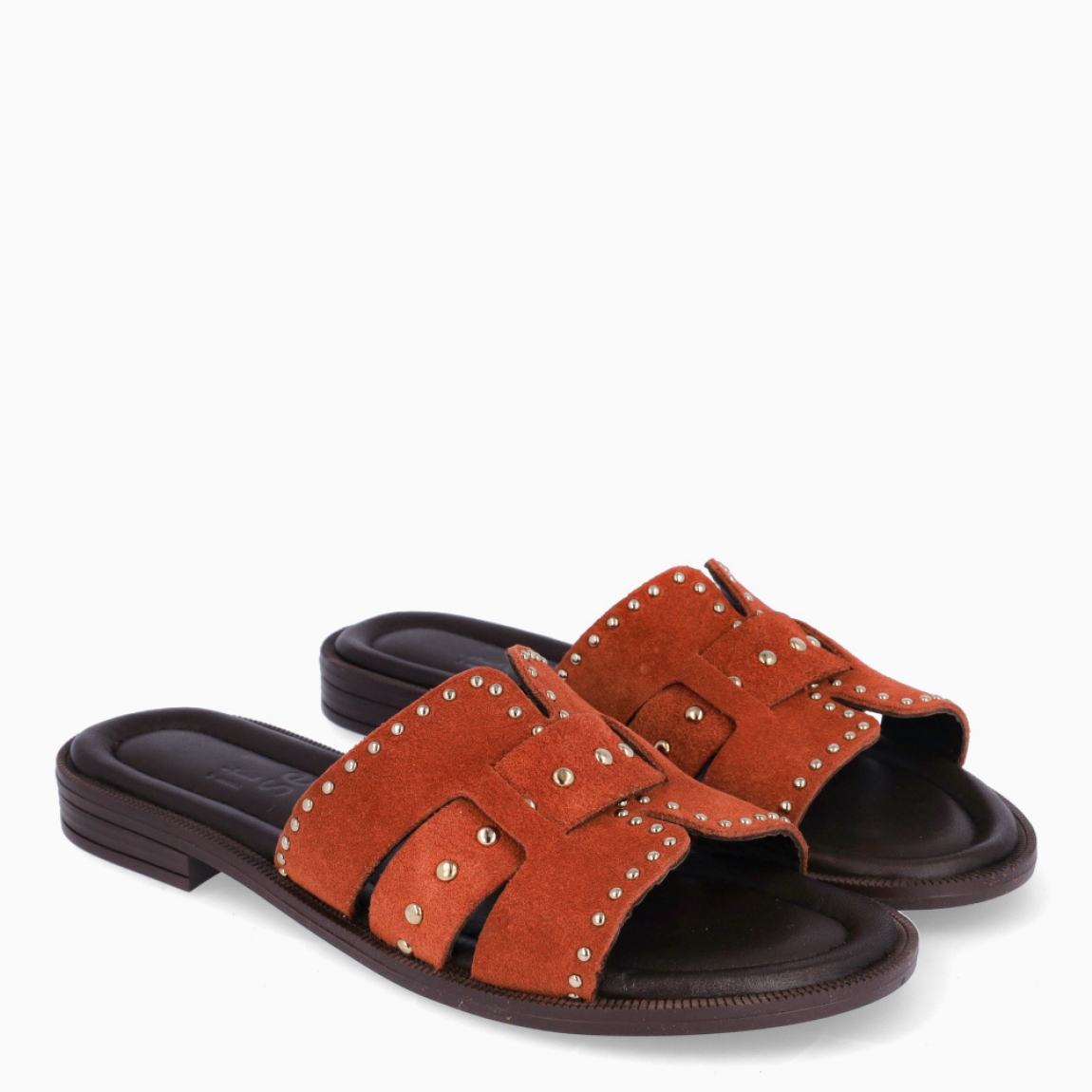 Chanclas de la marca Itse, modelo AYLA . Chanclas elaboradas en el exterior con ante color naranja e interior en piel color marrón oscuro, con aplicaciones de tachas plateadas en pala. Chanclas Itse con suela plana de goma. Estas chanclas Itse AYLA , son un complemento clásico para llevar a todos lados con comodidad y estilo!