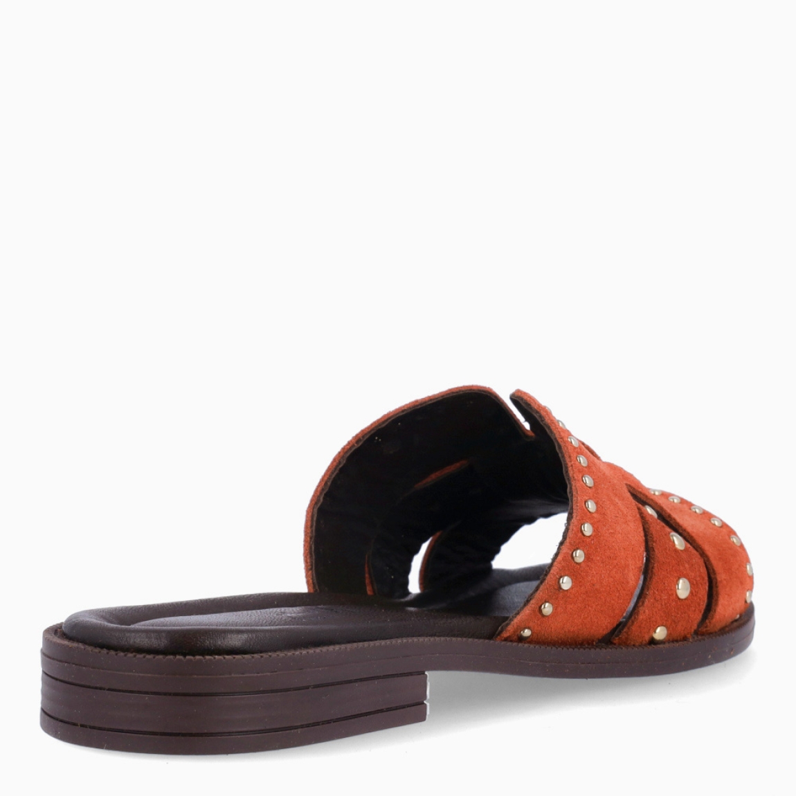 Chanclas de la marca Itse, modelo AYLA . Chanclas elaboradas en el exterior con ante color naranja e interior en piel color marrón oscuro, con aplicaciones de tachas plateadas en pala. Chanclas Itse con suela plana de goma. Estas chanclas Itse AYLA , son un complemento clásico para llevar a todos lados con comodidad y estilo!
